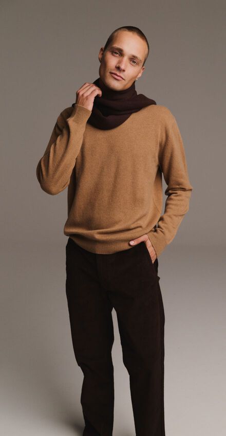 Man i brun cashmerestickning från Magasin du Nord Collection