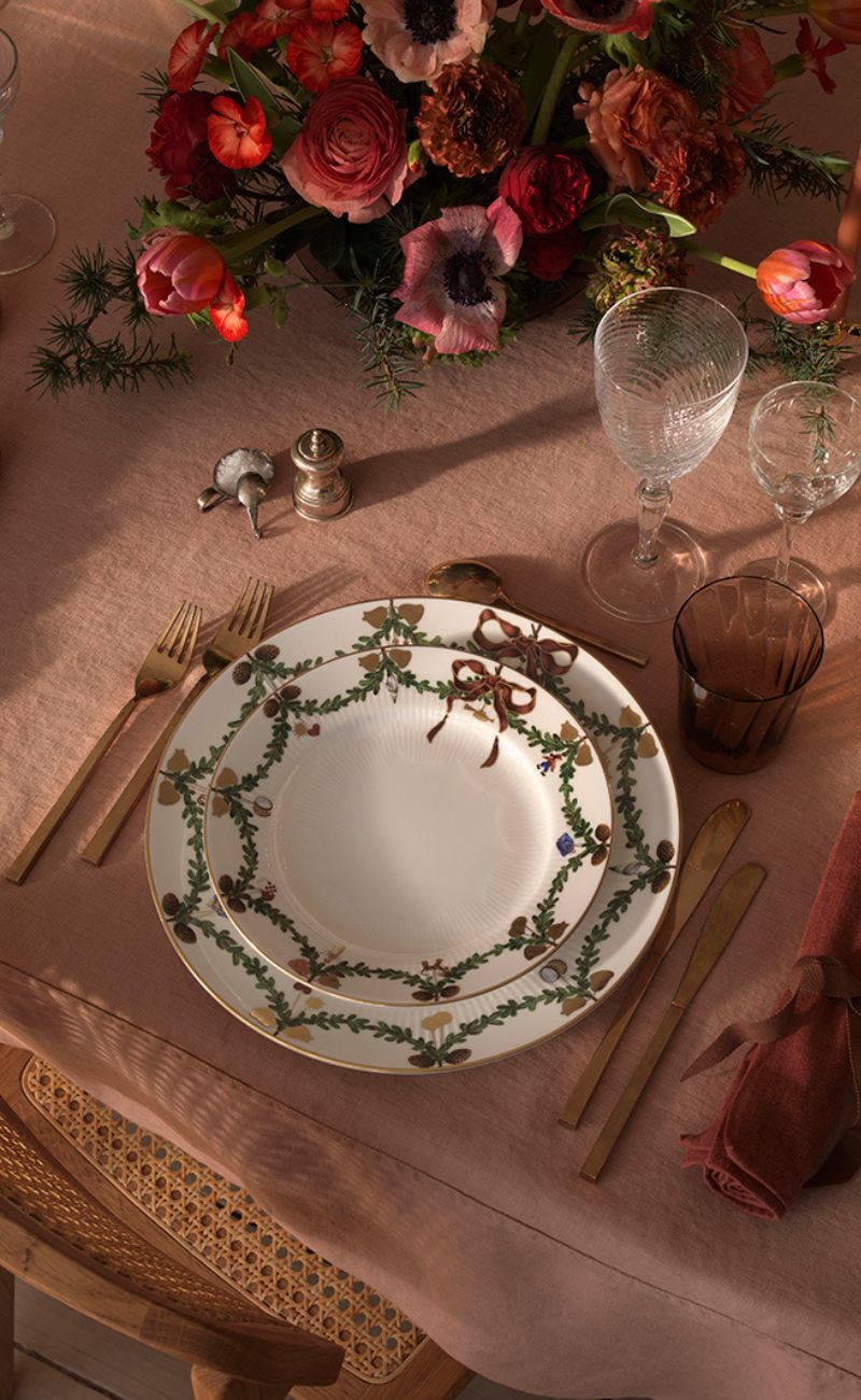 Bord dekket med juleservise og stofservietter