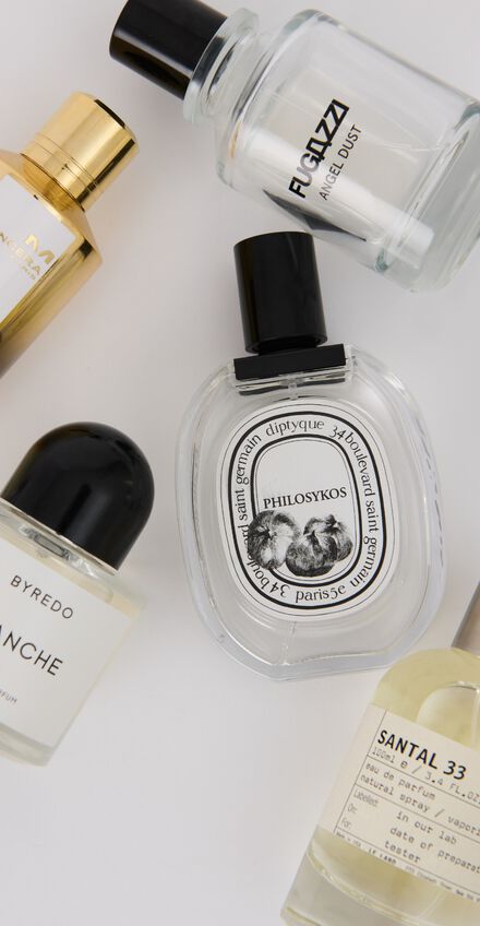 Parfymerna Diptyque, BYREDO, Mancera, Le Labo och Fugazzi är placerade på en vit bakgrund.