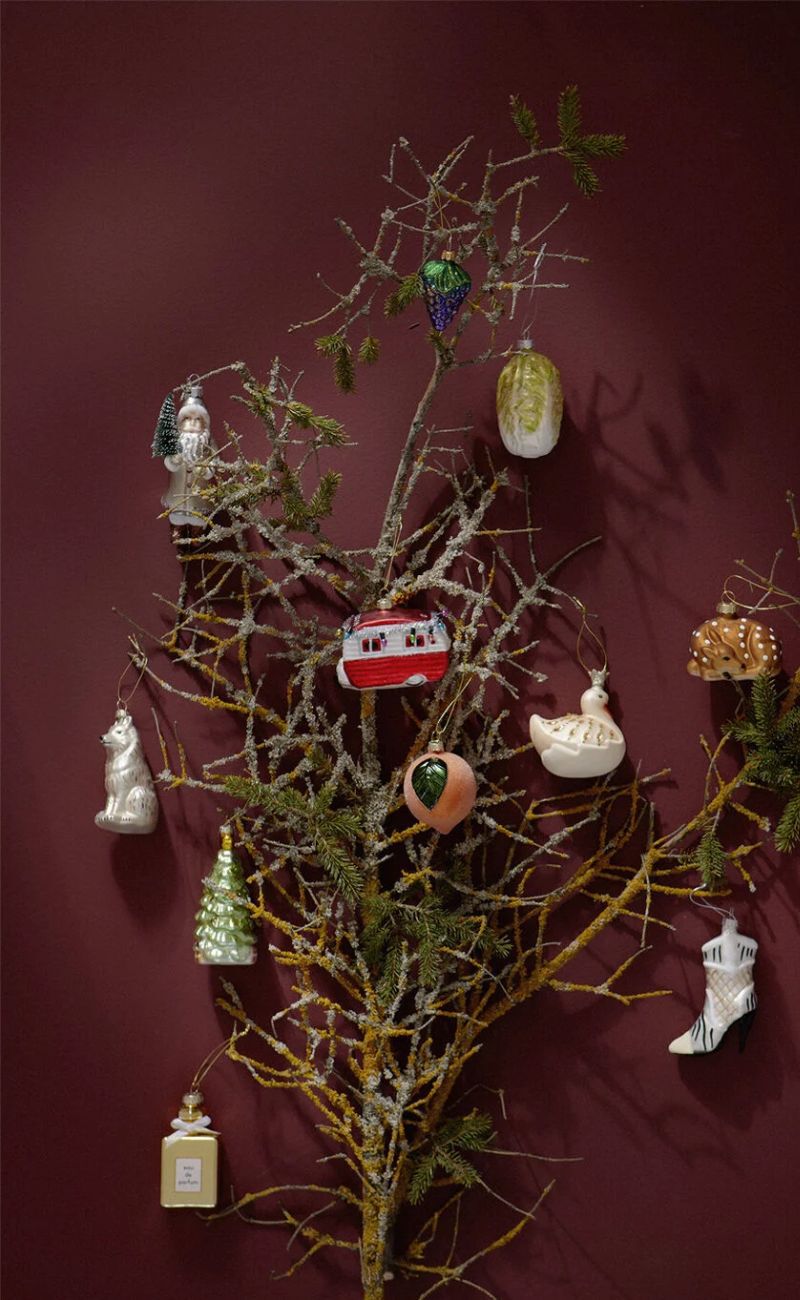 julekuler på en liten gren