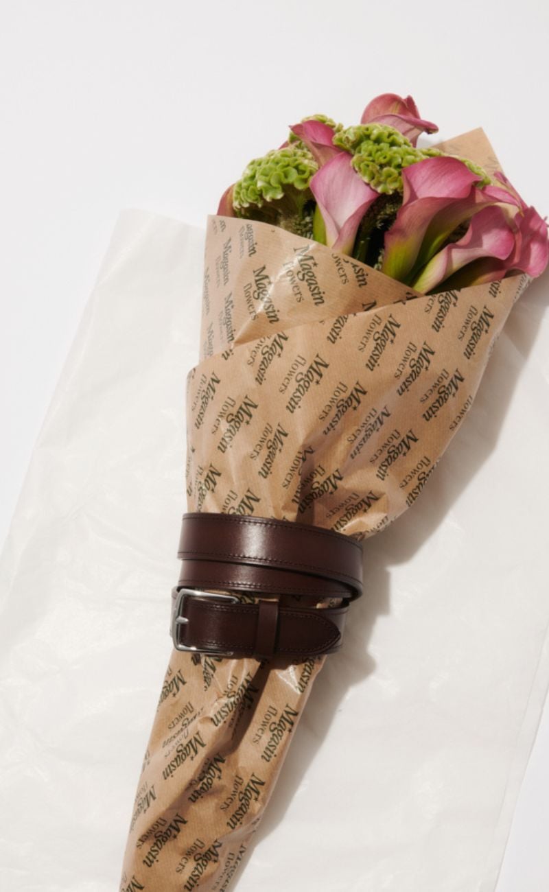 Lyserøde blomster i indpakket i Magasin papir