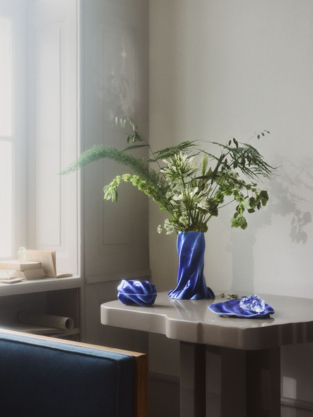 Blå bonbonnier på bord