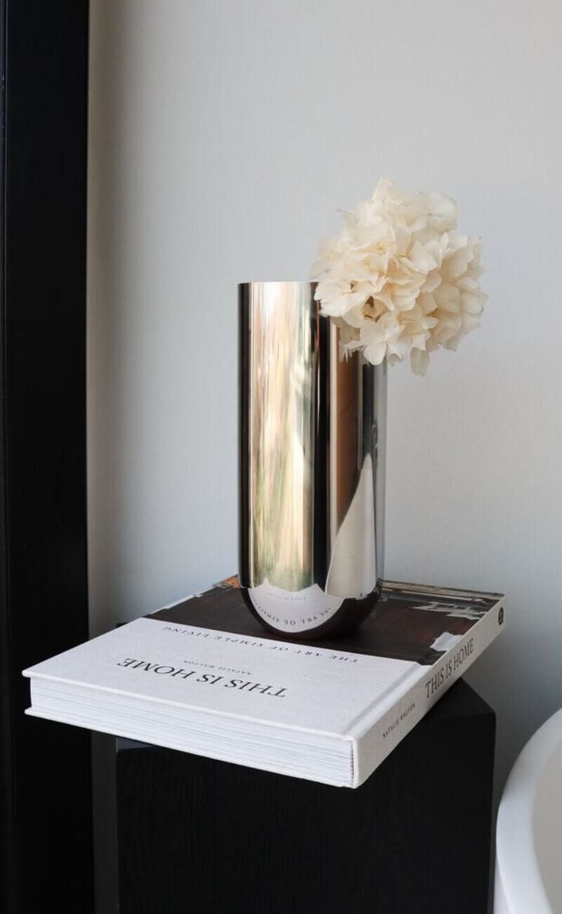 borddekking med glas og blomster