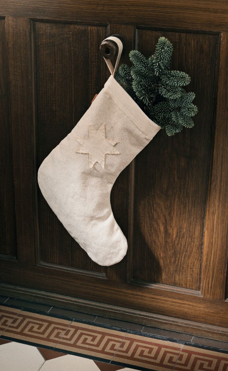 Beige julesok med grangren i