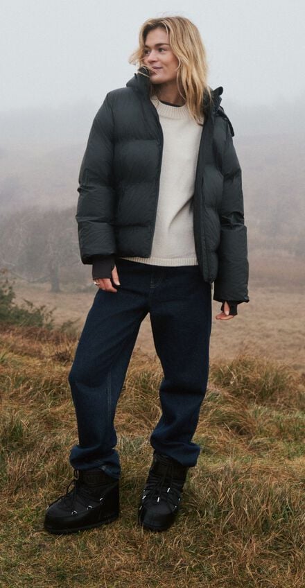 Kvinna med svart dunjacka