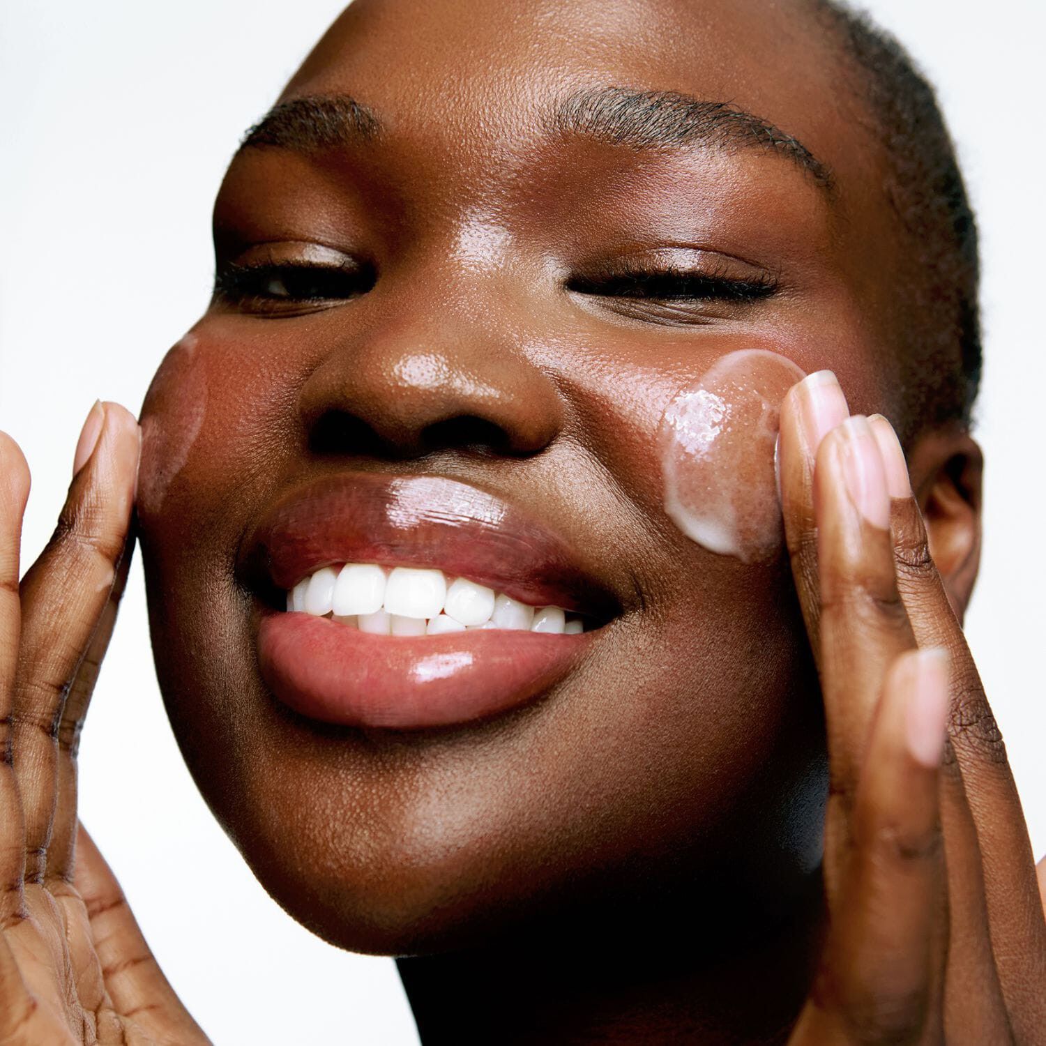 A. M GLOW Before Noon - Lysterf&ouml;rst&auml;rkande flytande mj&ouml;lk med ceramide