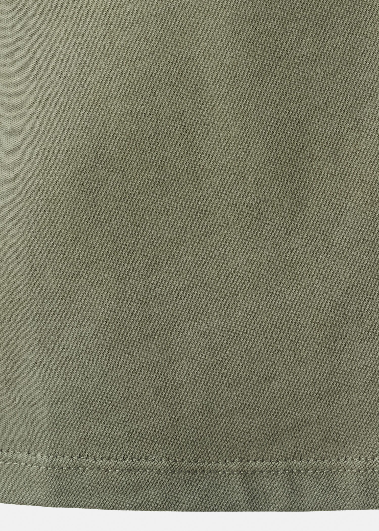 Short-sleeved t-shirt with shoulder