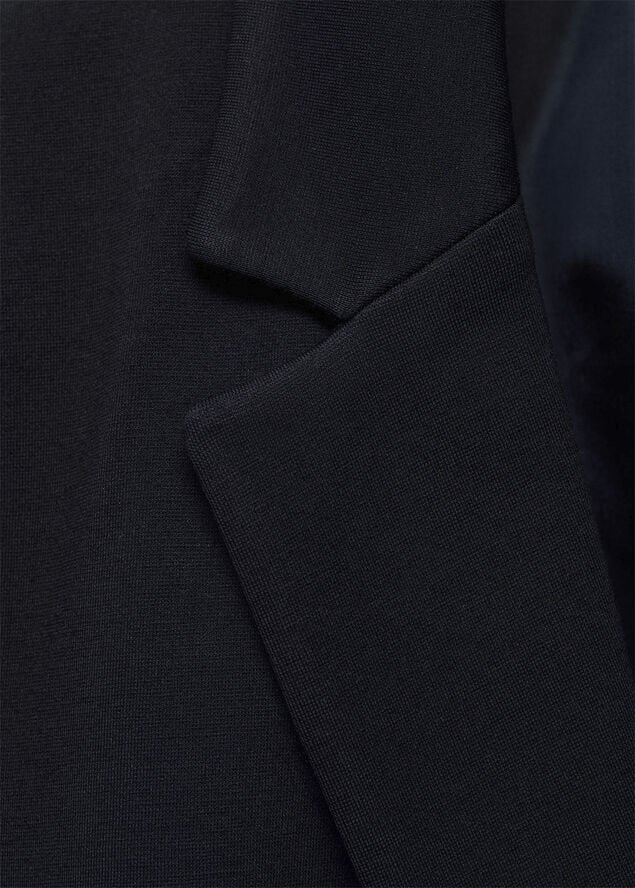 Suit jacket with pockets