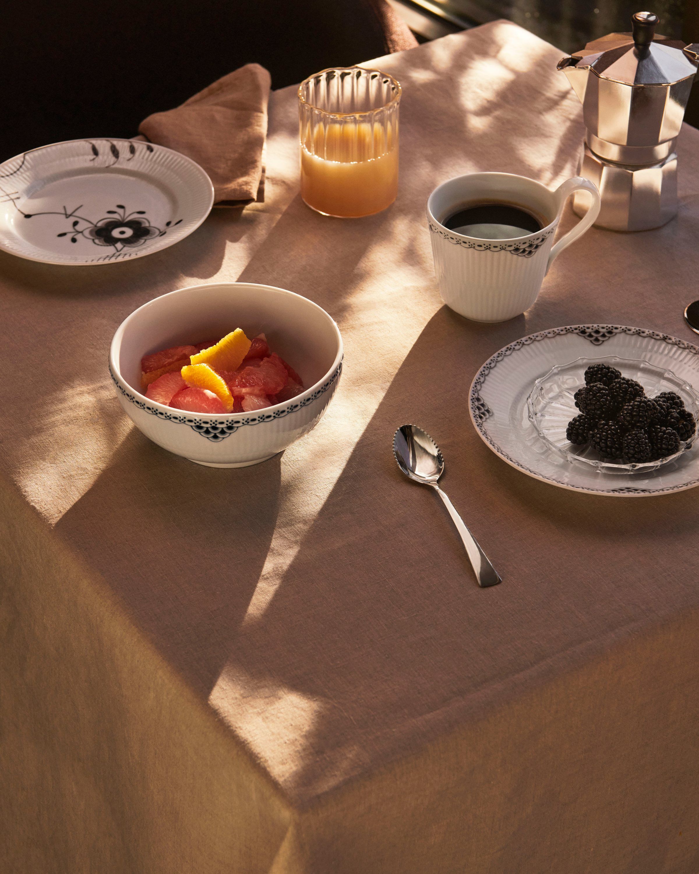 Black Fluted Mega 22 cm tallrik dekor nr. 6