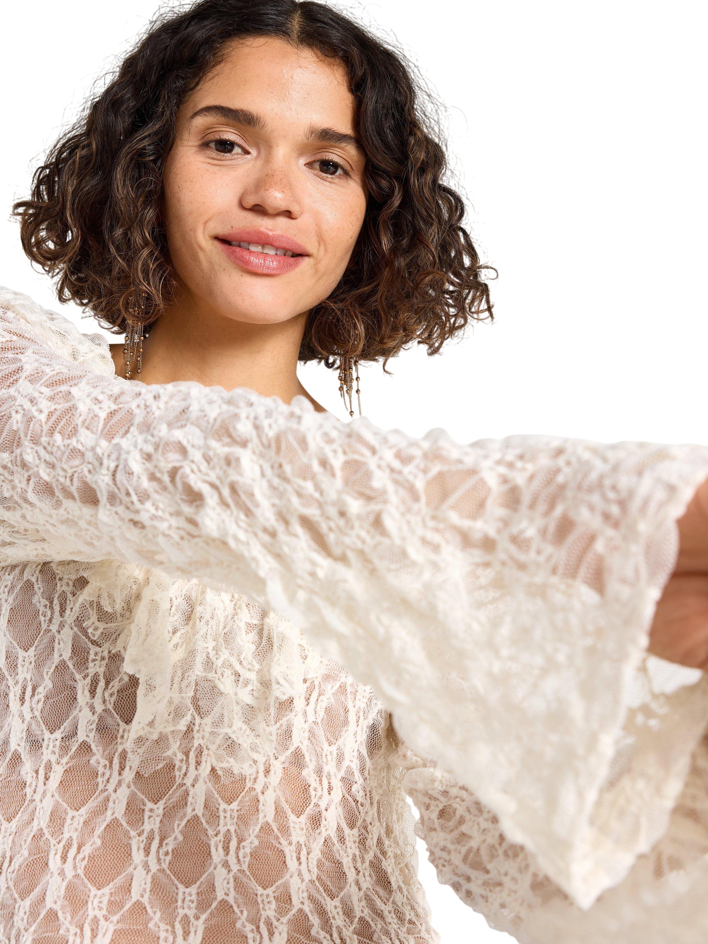 L&aring;ng&auml;rmad topp i spets med djup v