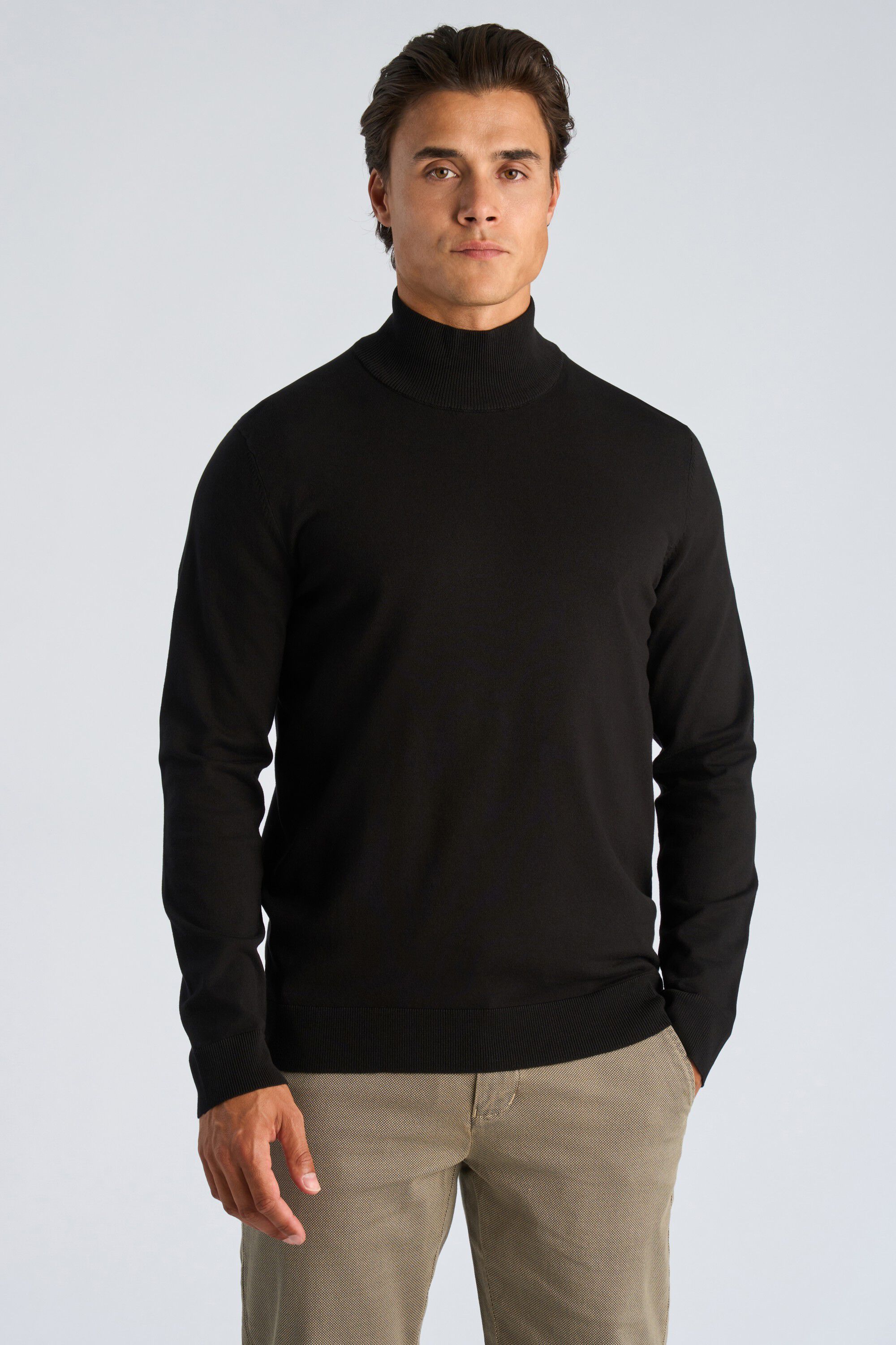 Soft viscose blend roll-neck