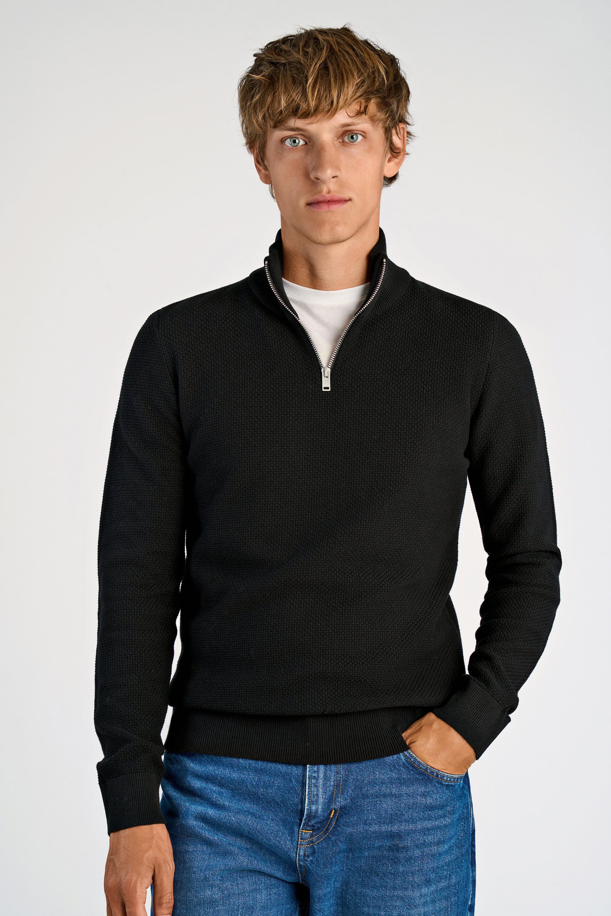 Recycle structure half zip