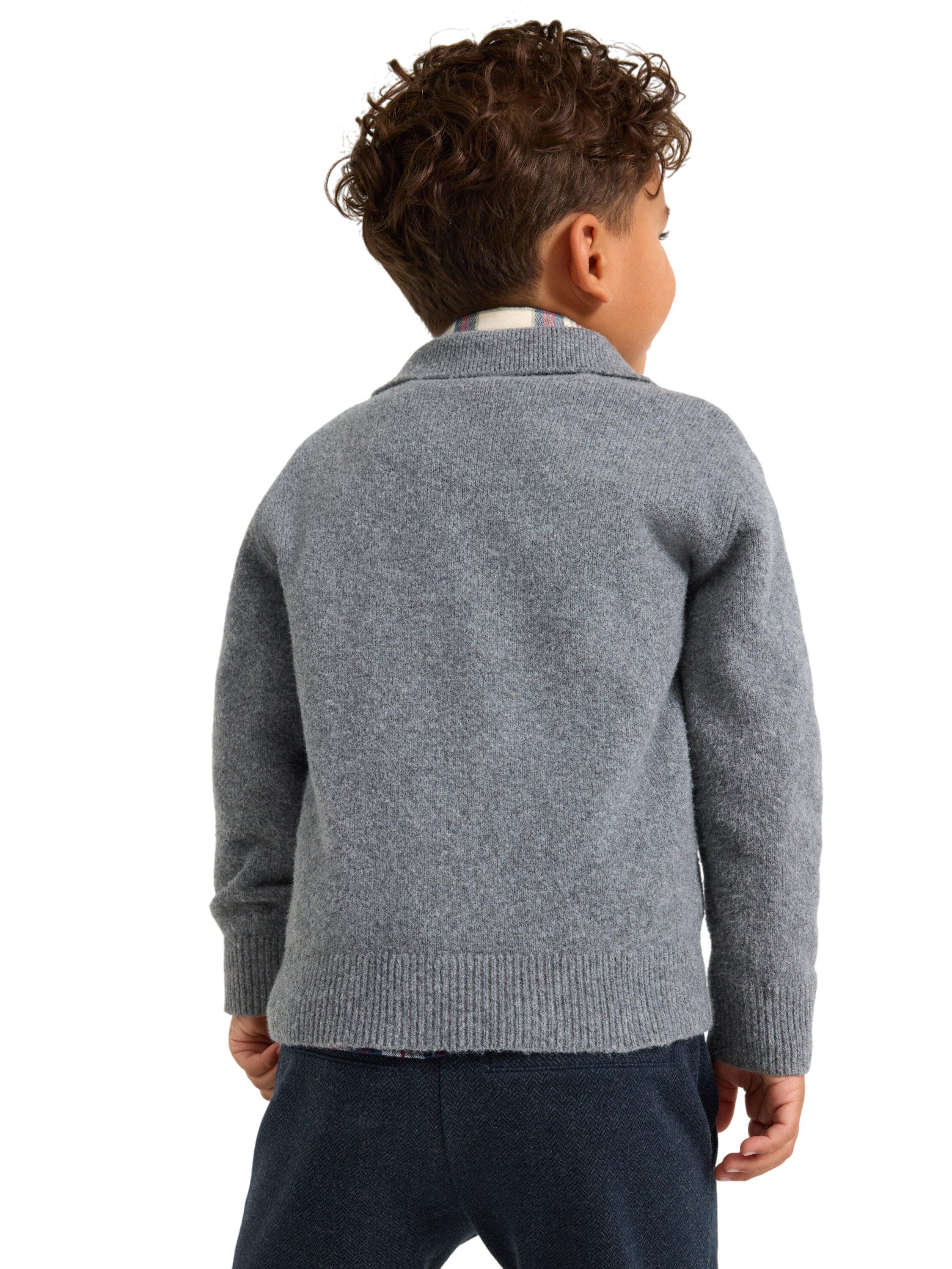 Finstrikket genser med krage og kna