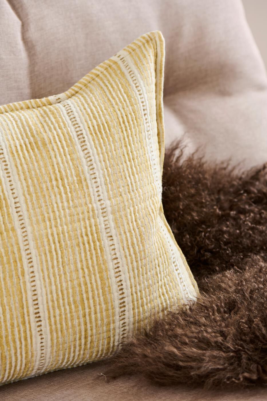 Pude off white m/mustard stribem&oslash;nster