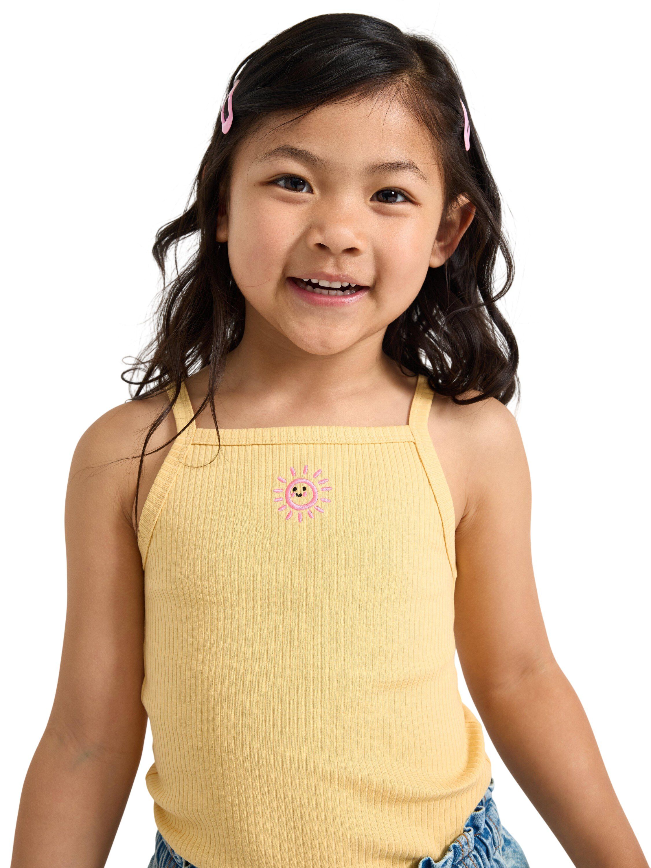Ribbet singlet med et lite broderi