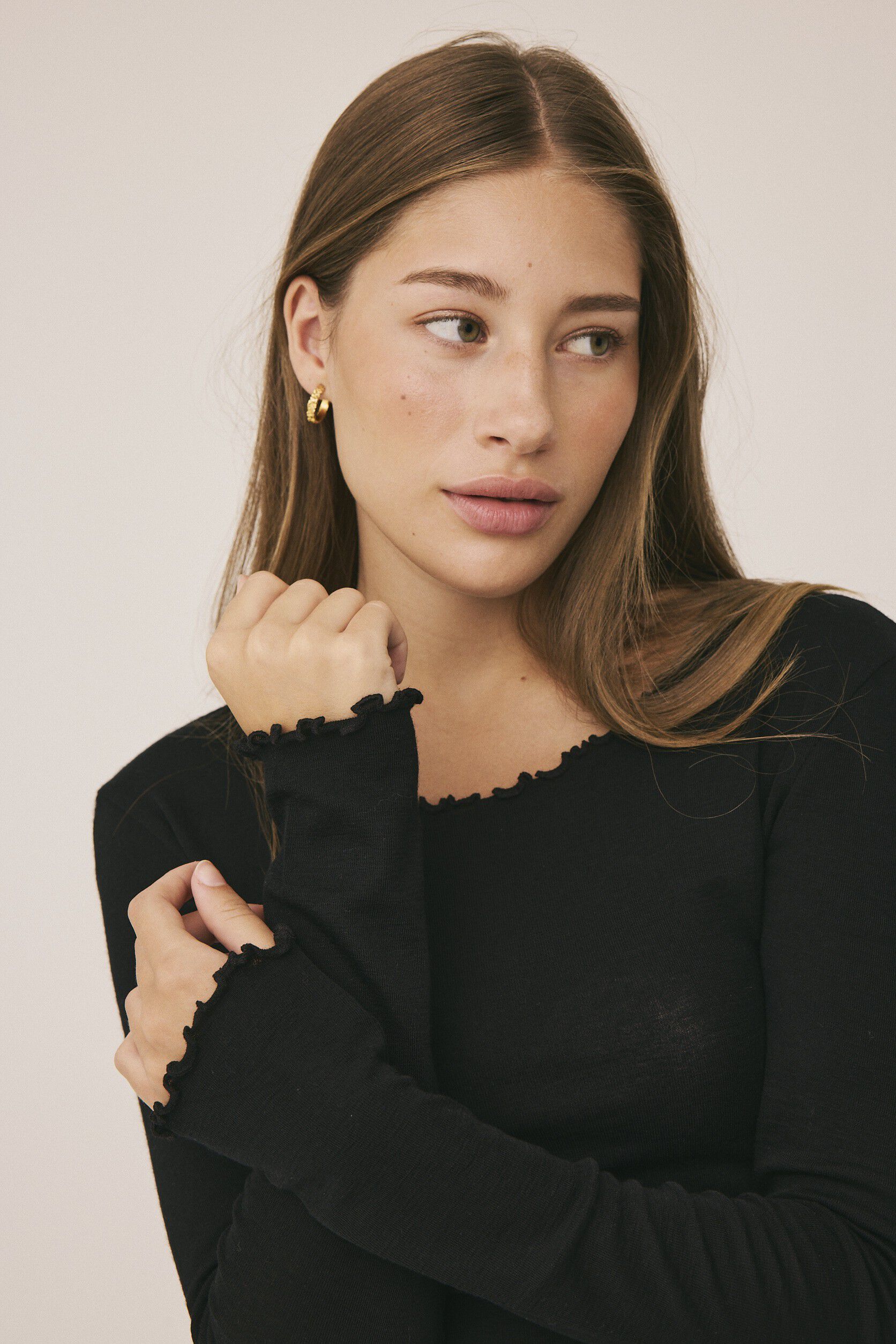 Cilla 14 Lang&aelig;rmede striktr&oslash;je med b&oslash;lgende kant - 100% Merino uld