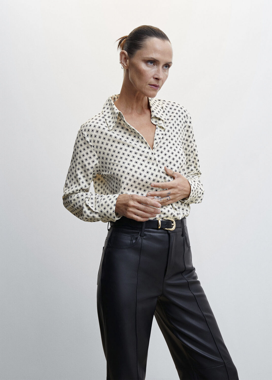 Buttoned flowy shirt