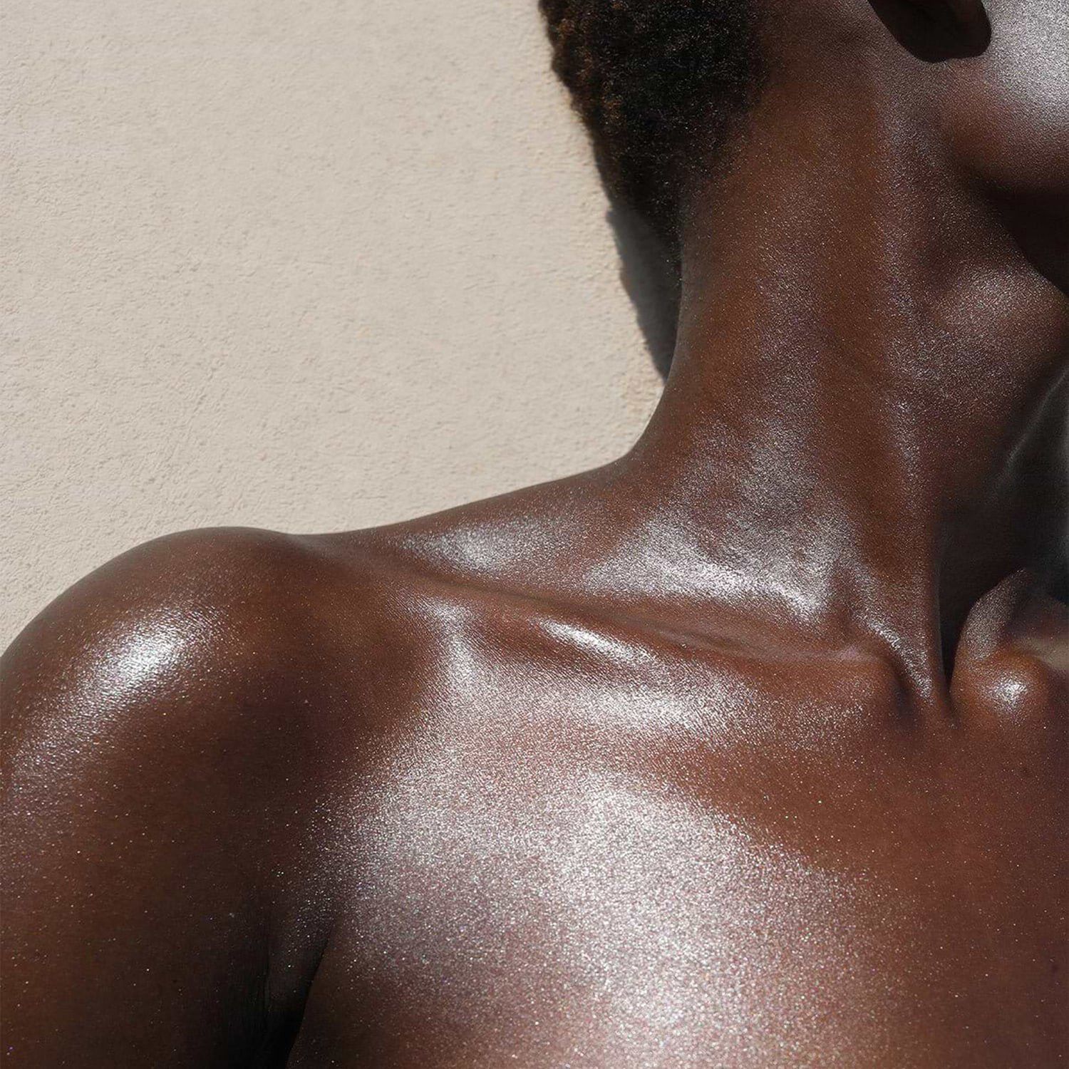Body Glow  L&auml;tt och pigmenterad fuktkr&auml;m f&ouml;r kroppen, icke-klibbig