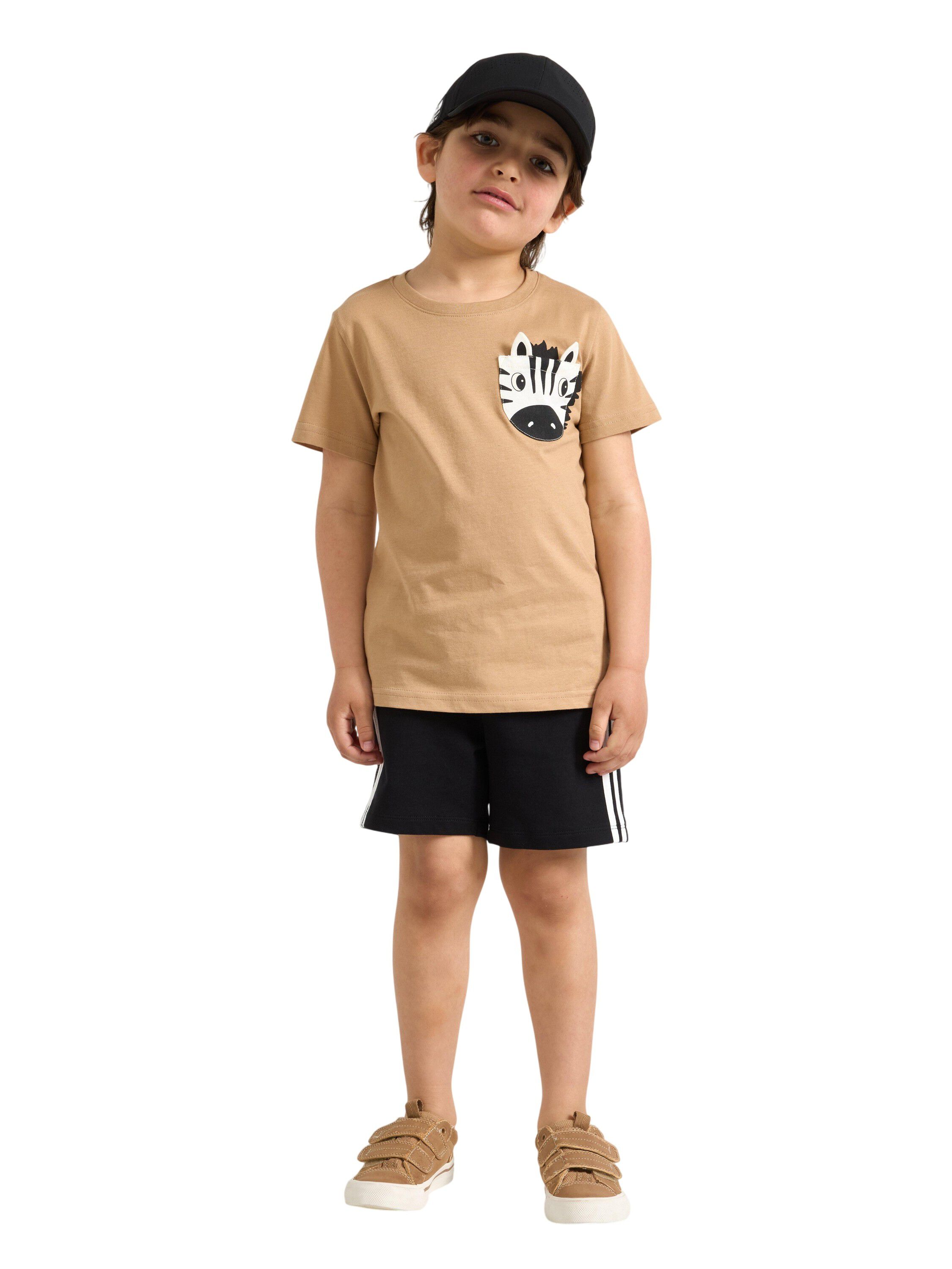 T-shirt with an animal pocket at th