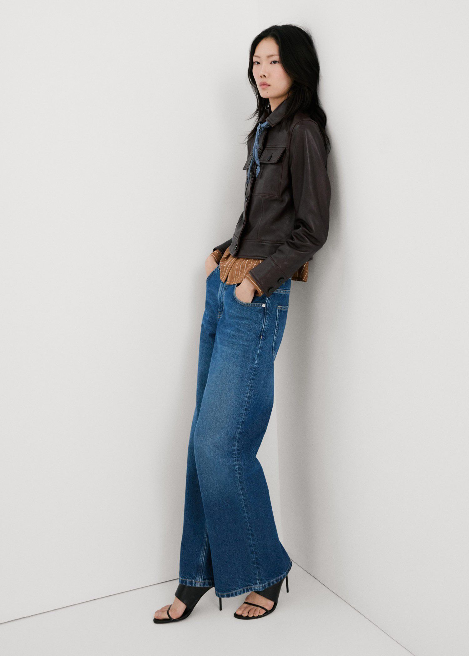 Low-rise wide leg jeans