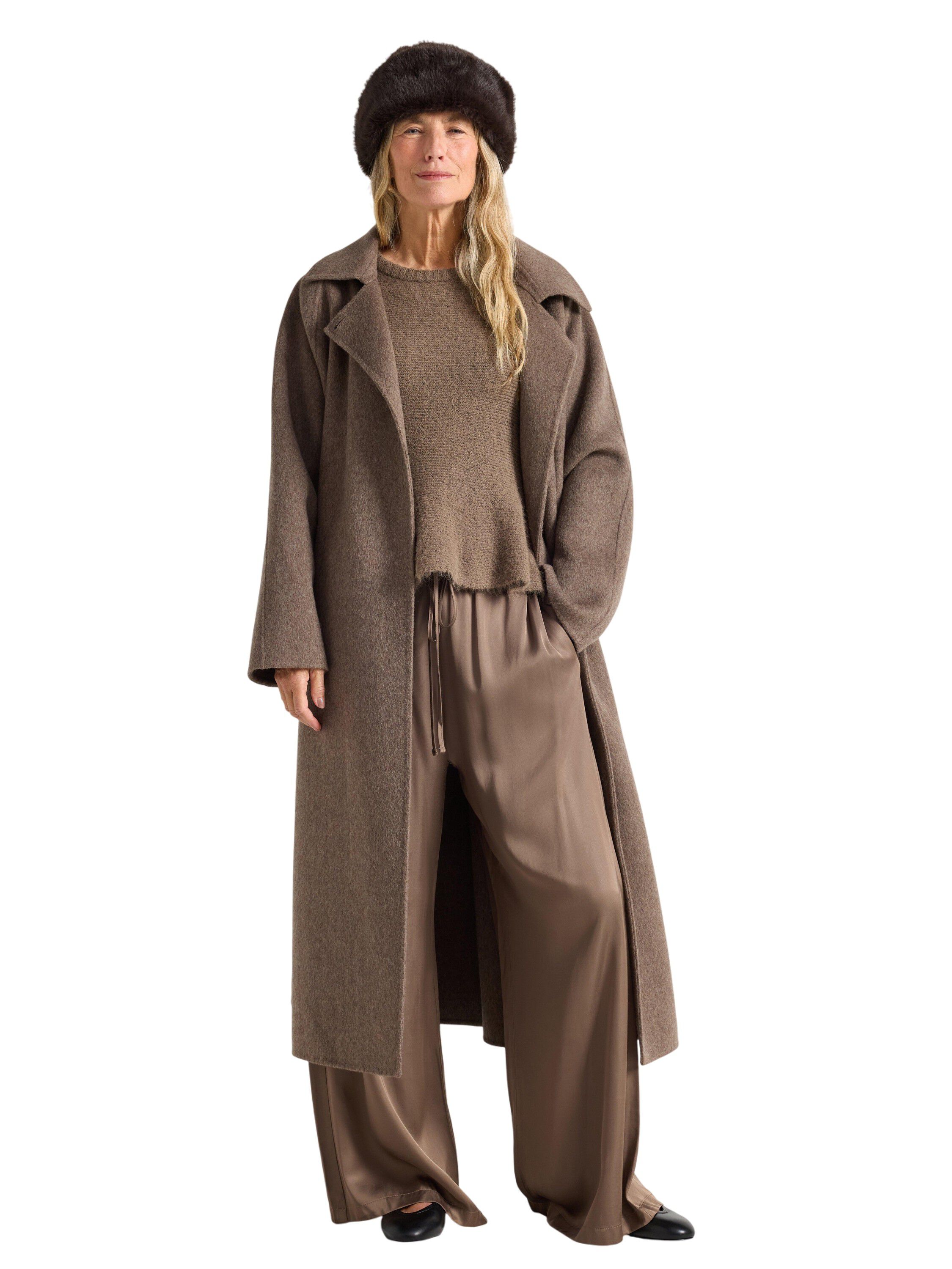 Strikket tr&oslash;je med korte &aelig;rmer og u