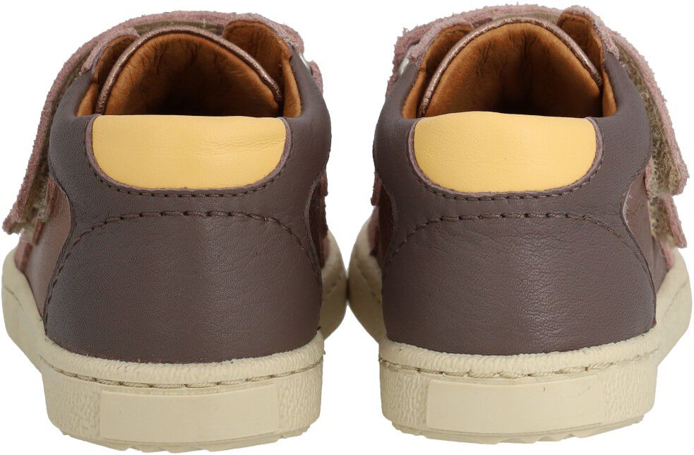 Mid-cut sneaker