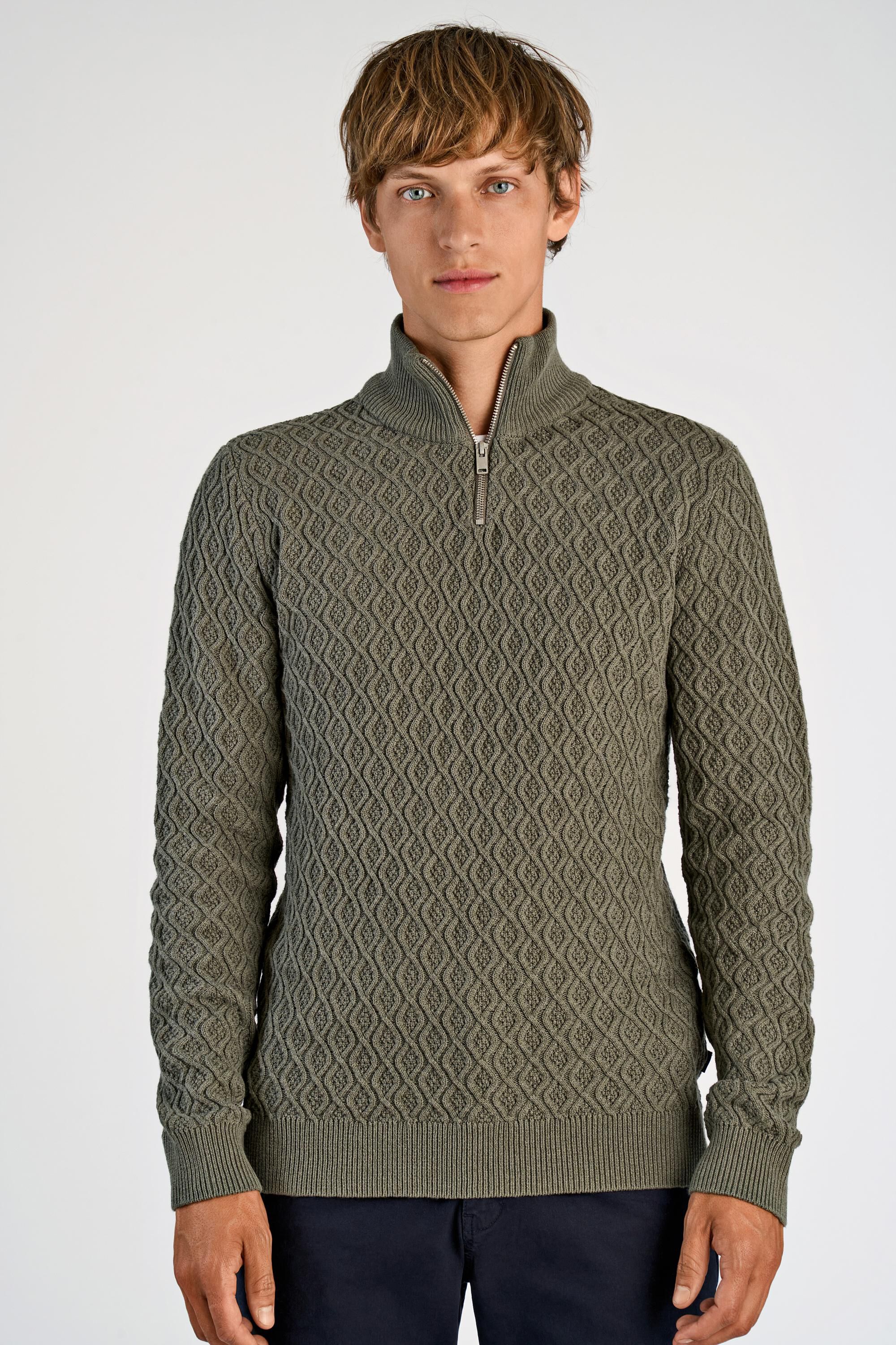 Recycle structure half zip