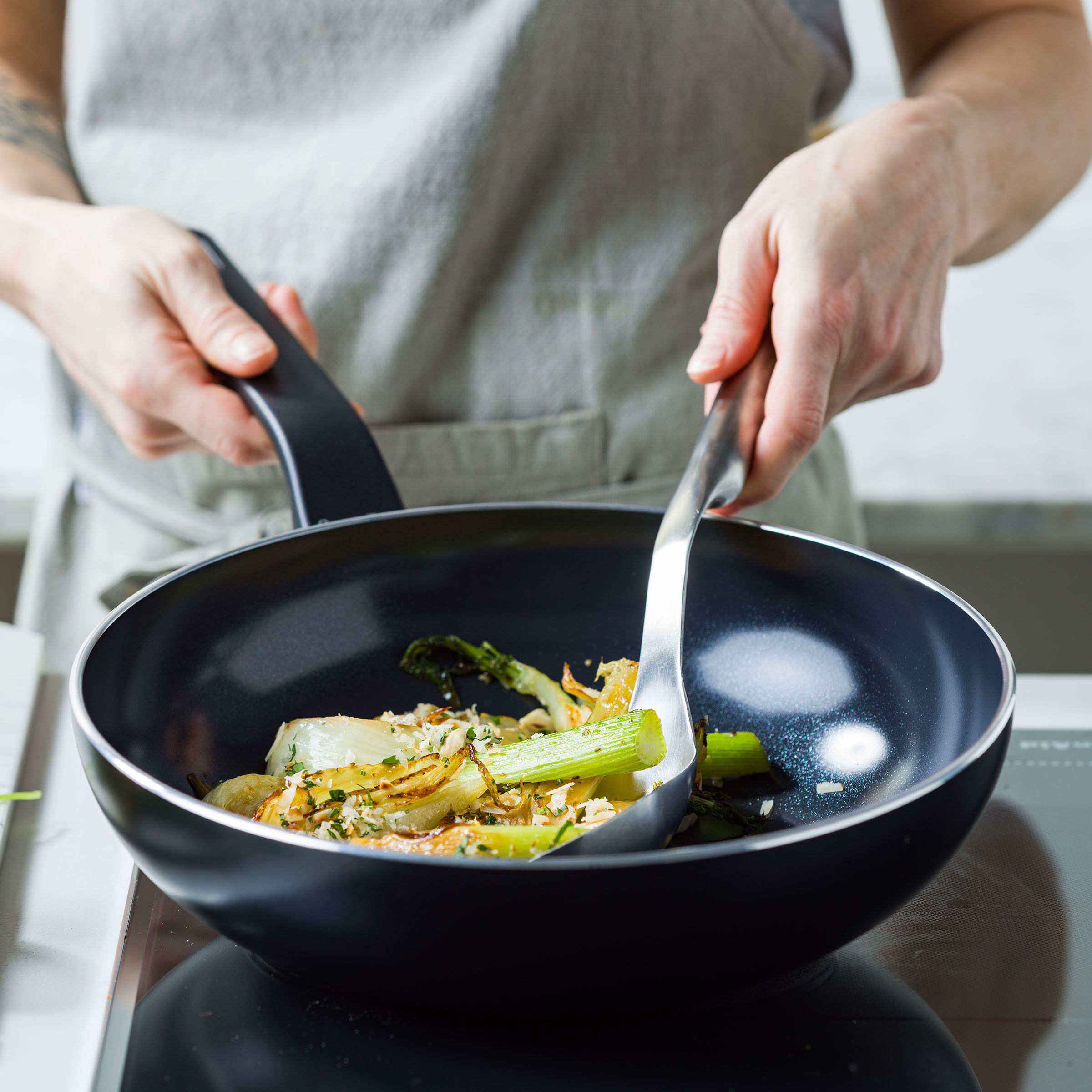 GP-ESSEN FBl Alu Perf-ind opn wok 28cm/3. 69L