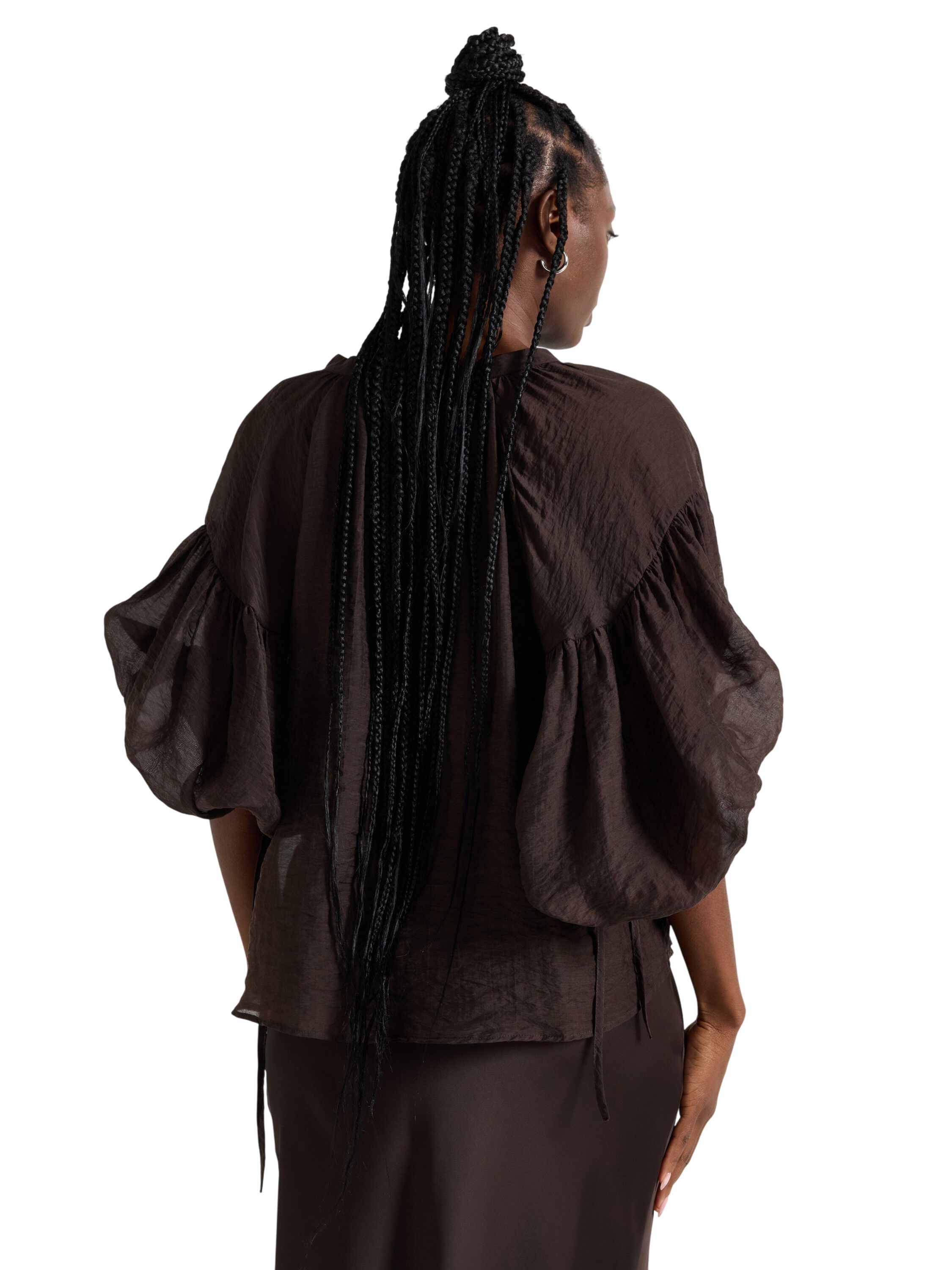 Luftig, kortermet bluse med bindeb&aring;