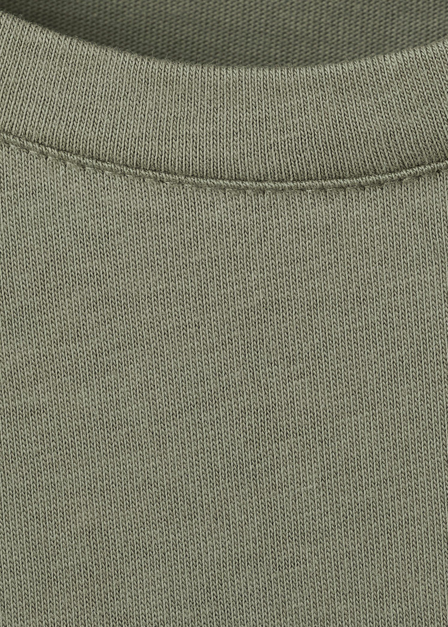 Short-sleeved t-shirt with shoulder