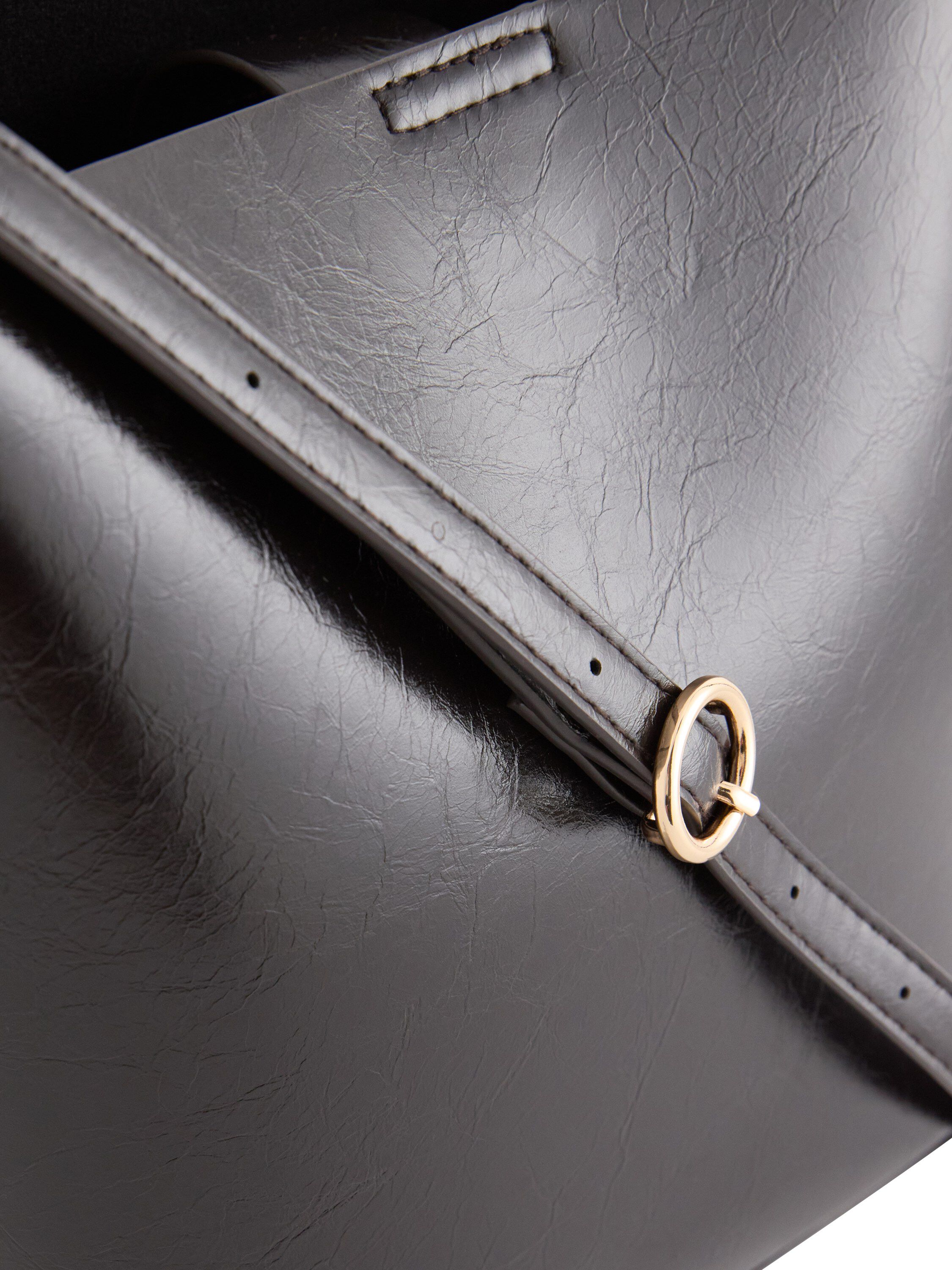 Stilig skulderveske i skinnimitasjo