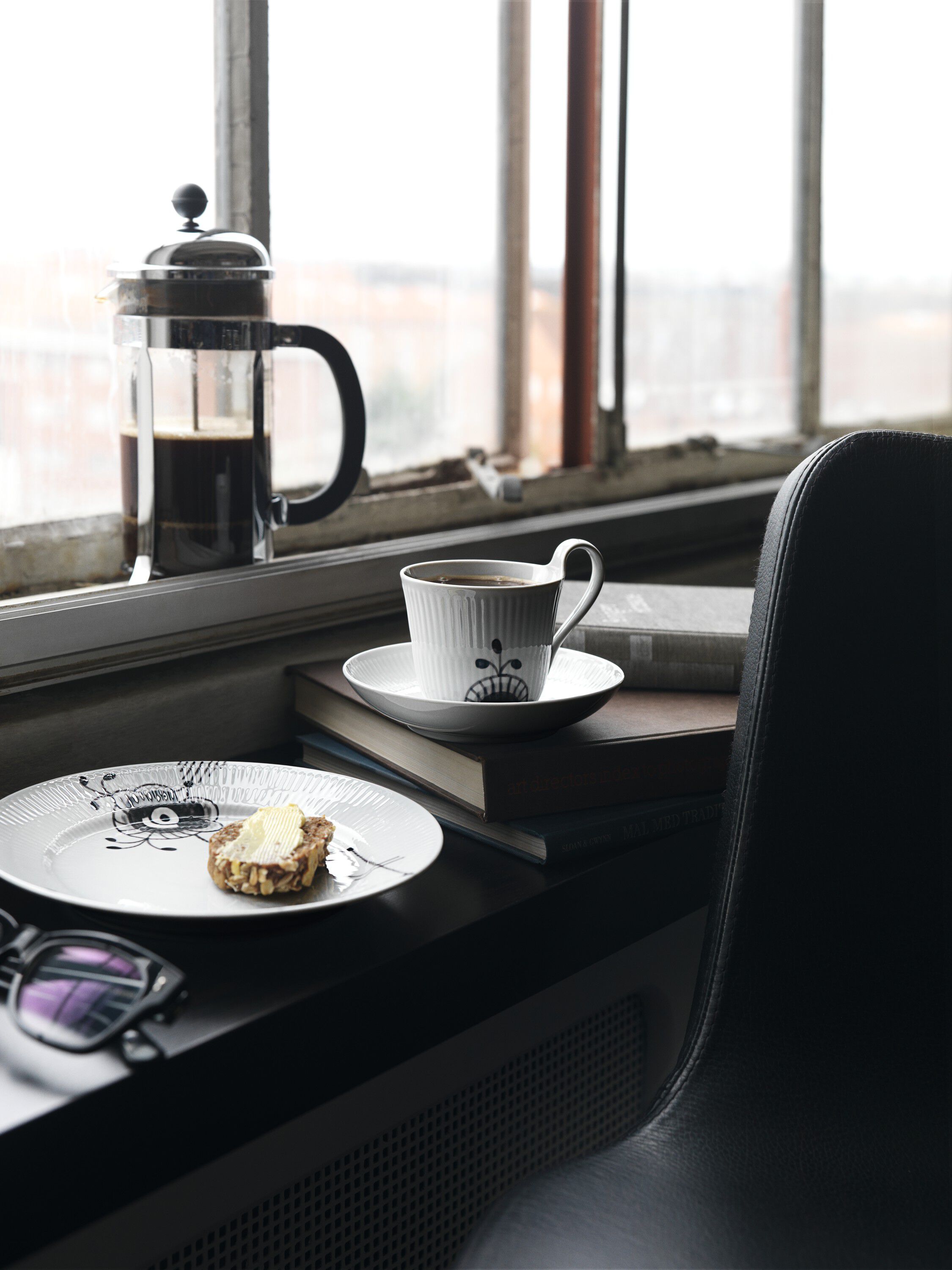 Black Fluted Mega kopp med h&ouml;gt handtag och fat 25 cl dekor nr. 2