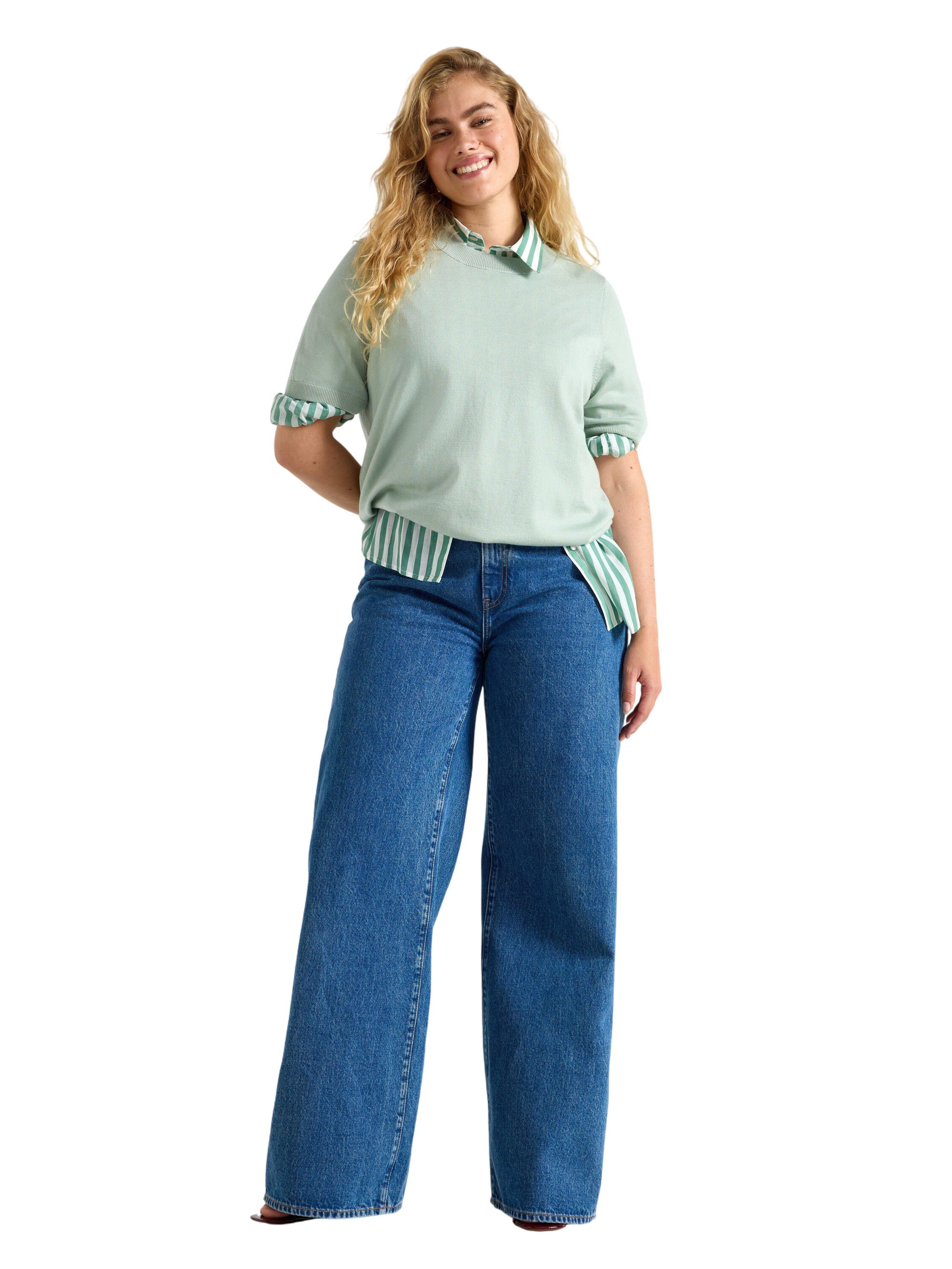 Fine-knitted top with round necklin