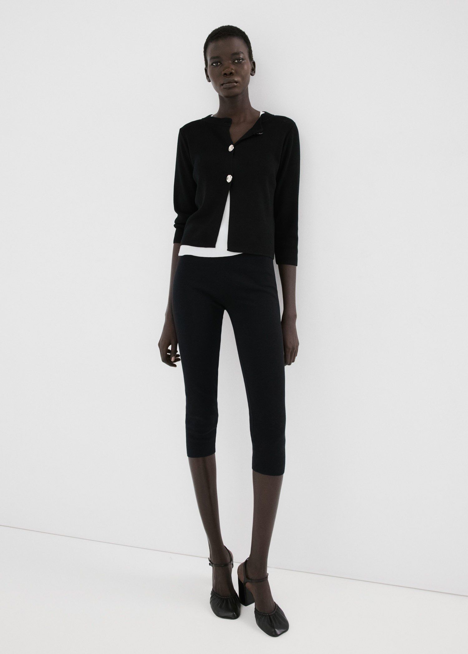 Knitted cardigan with jewel button