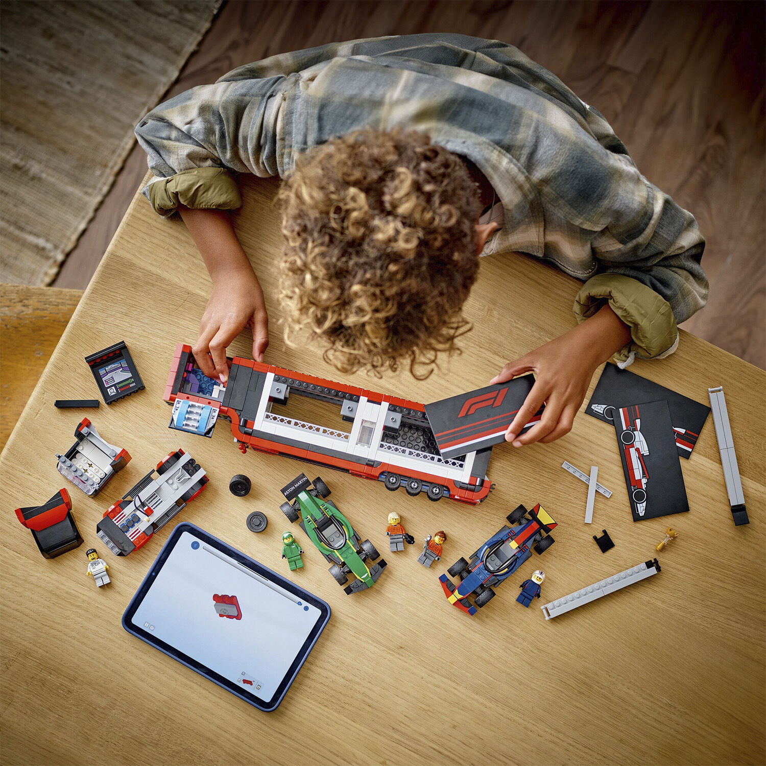 F1-lastbil med RB20 og AMR24 F1-biler 60445