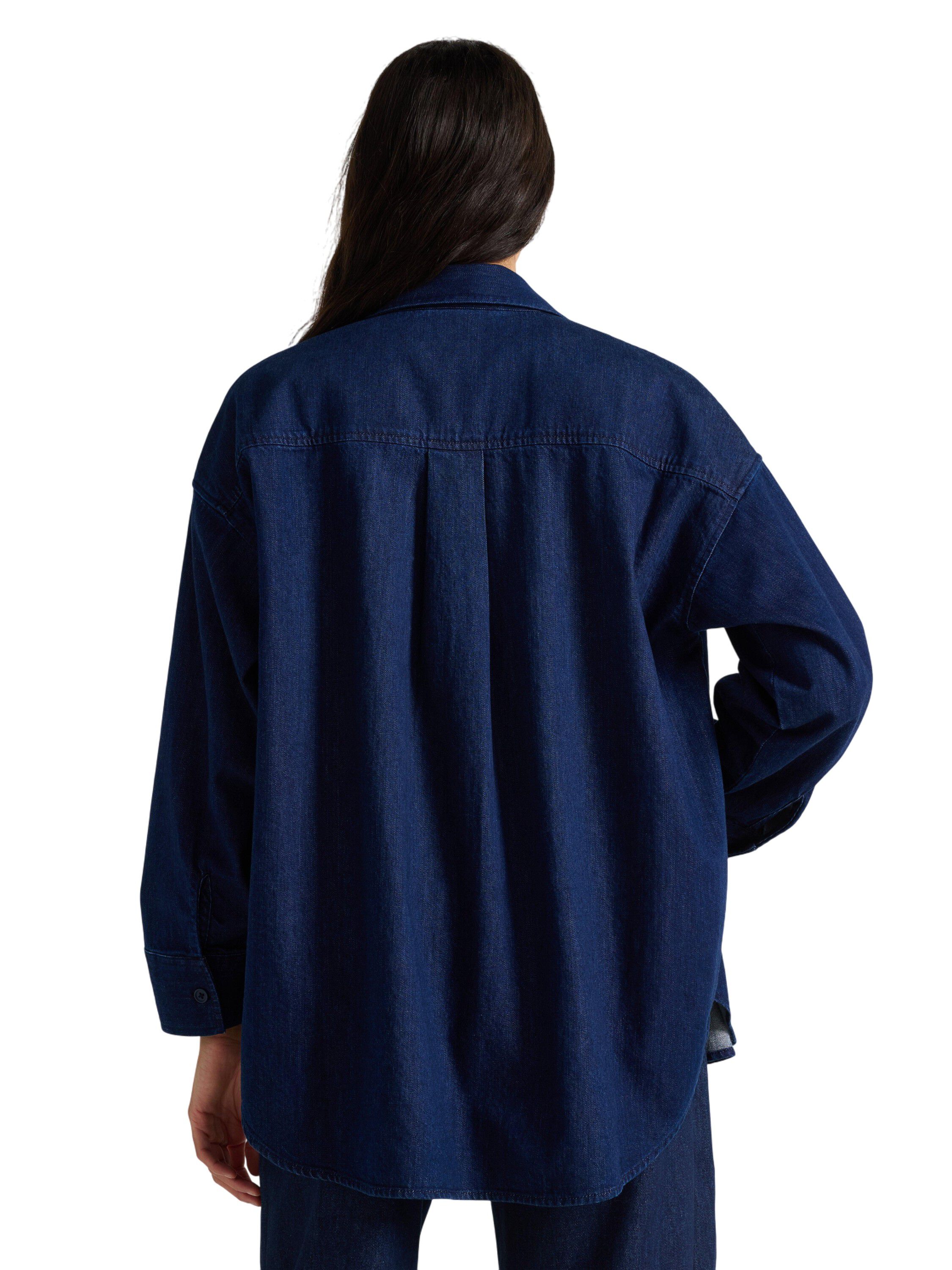 Afslappet denimskjorte i v&aelig;vet bom