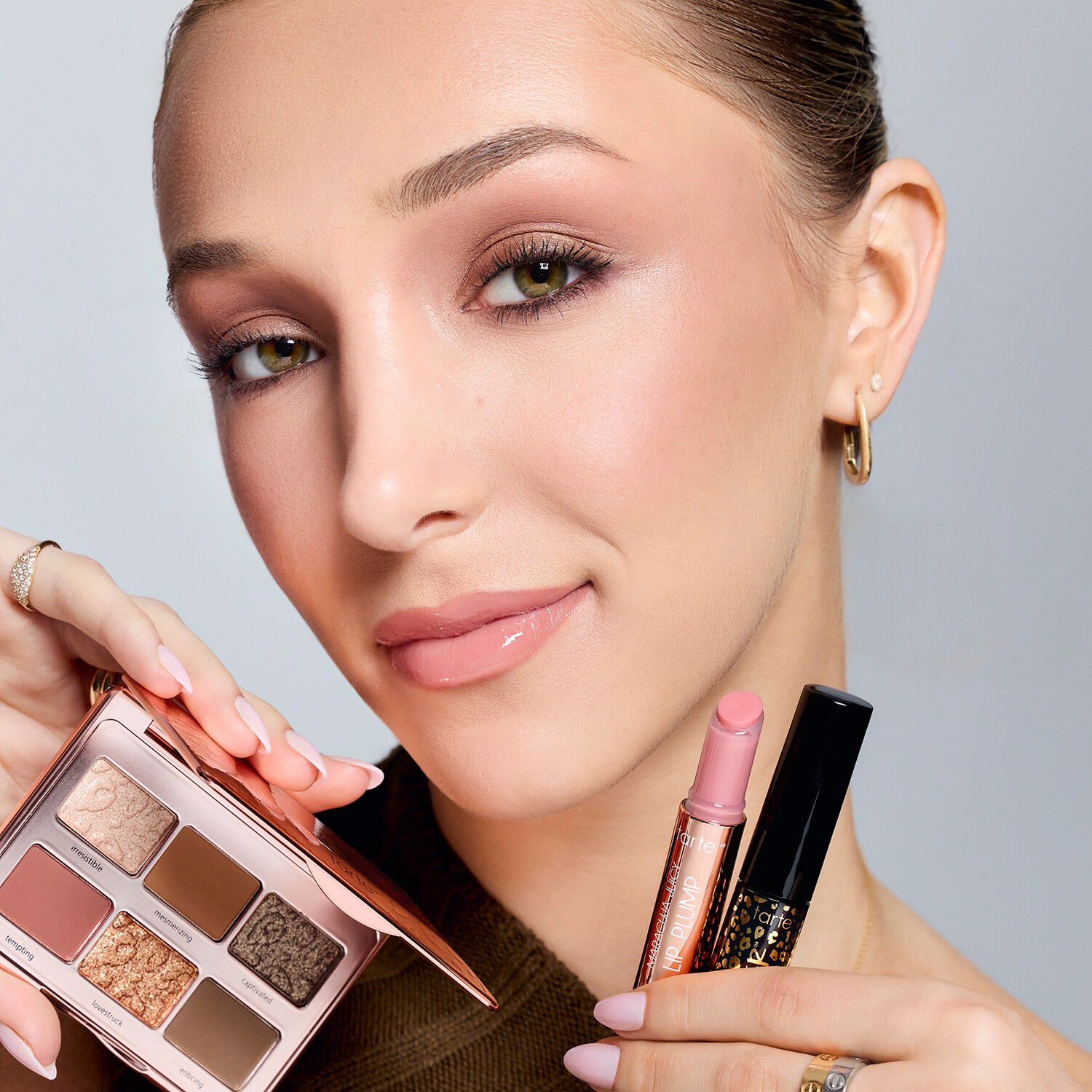 maneater plumped up travel must-haves - Sminkset