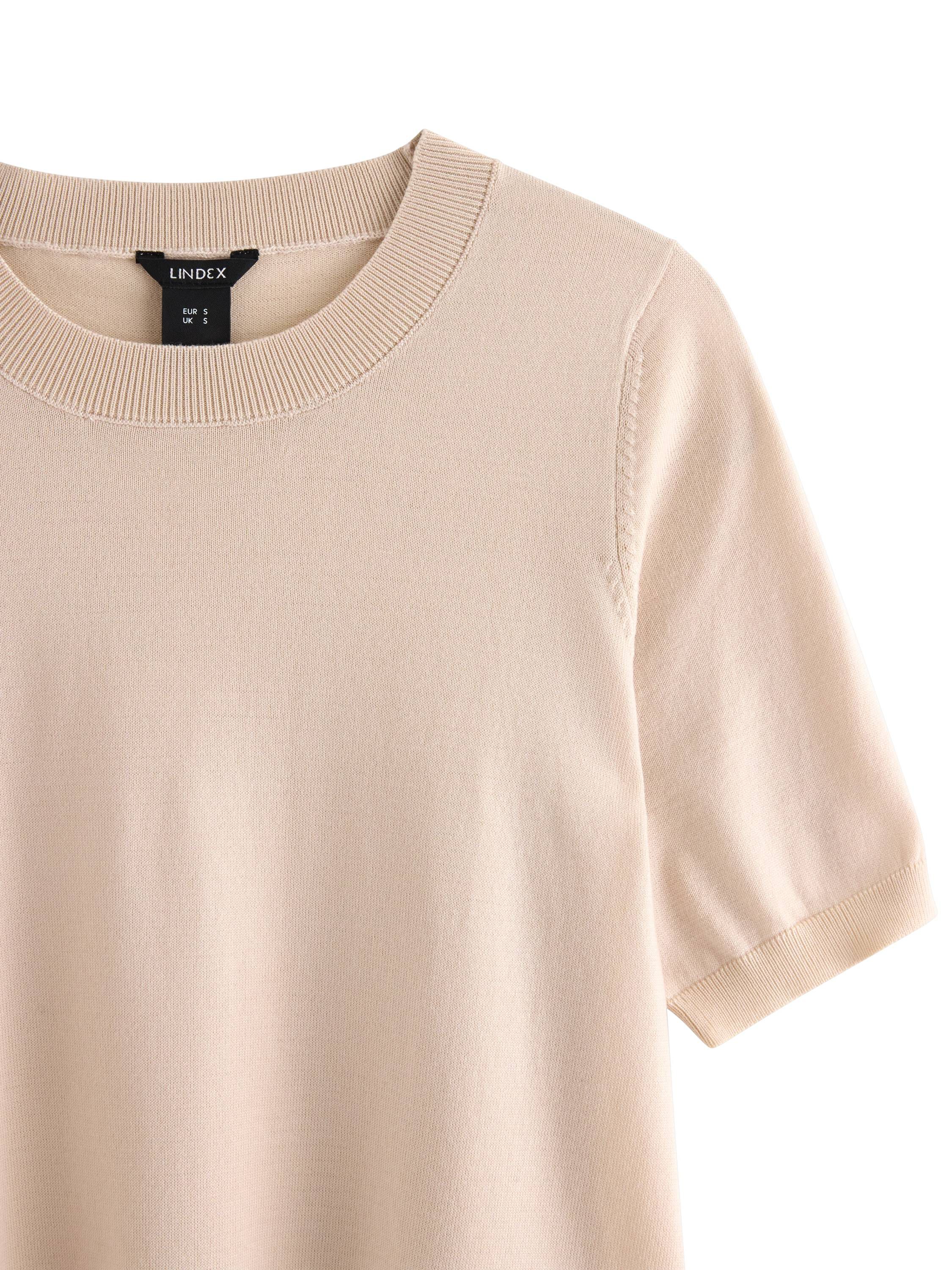 Fine-knitted top with round necklin