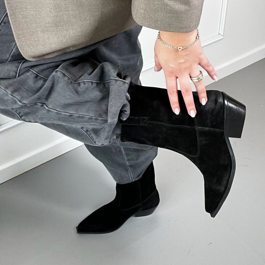 THE COUTURE WALK S.
