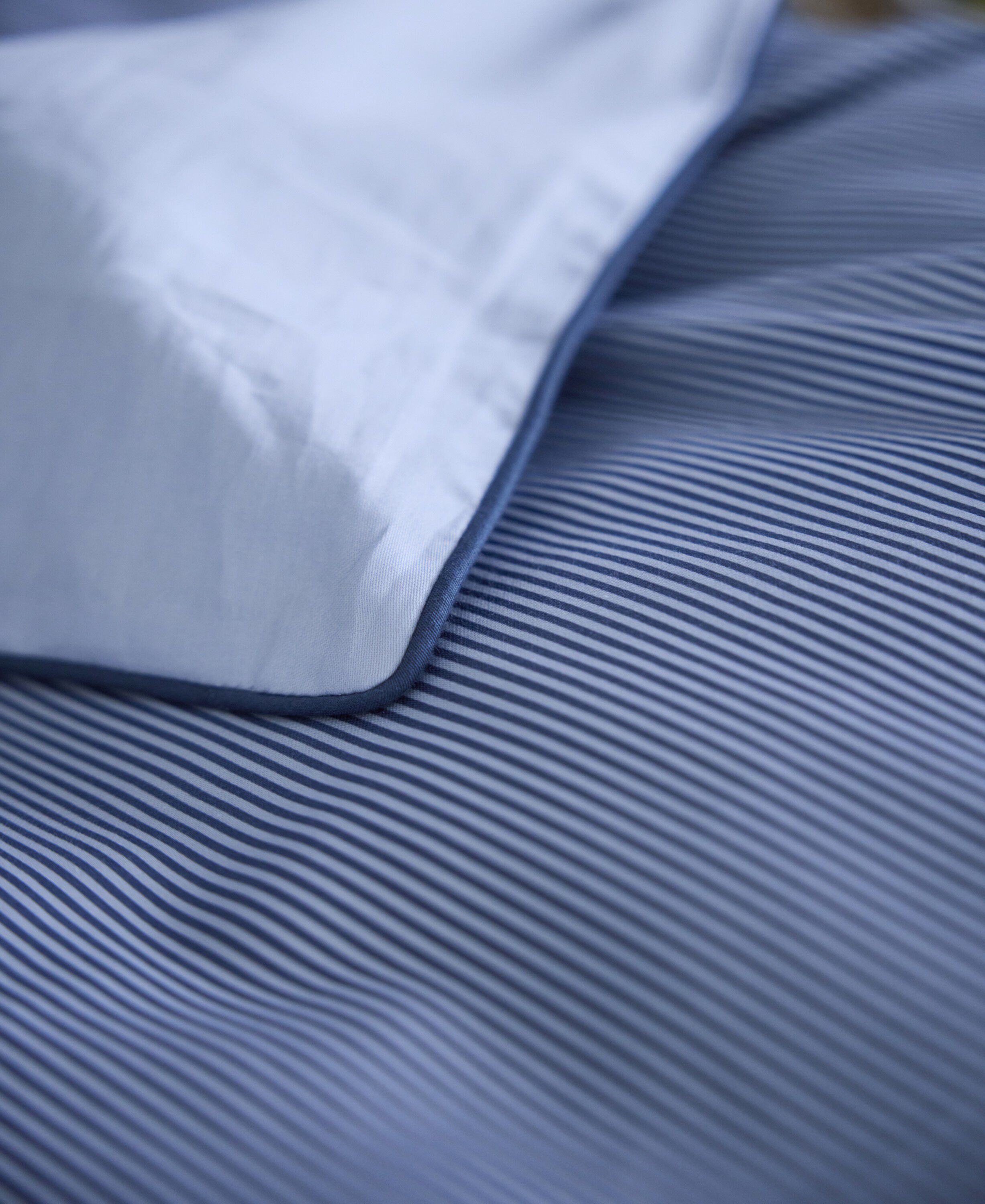 &Oslash;KOLOGISK SENGES&AElig;T - PIN STRIPE M/PIPING
