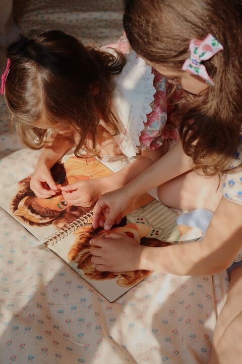 GLAM ME UP STICKER BOOK