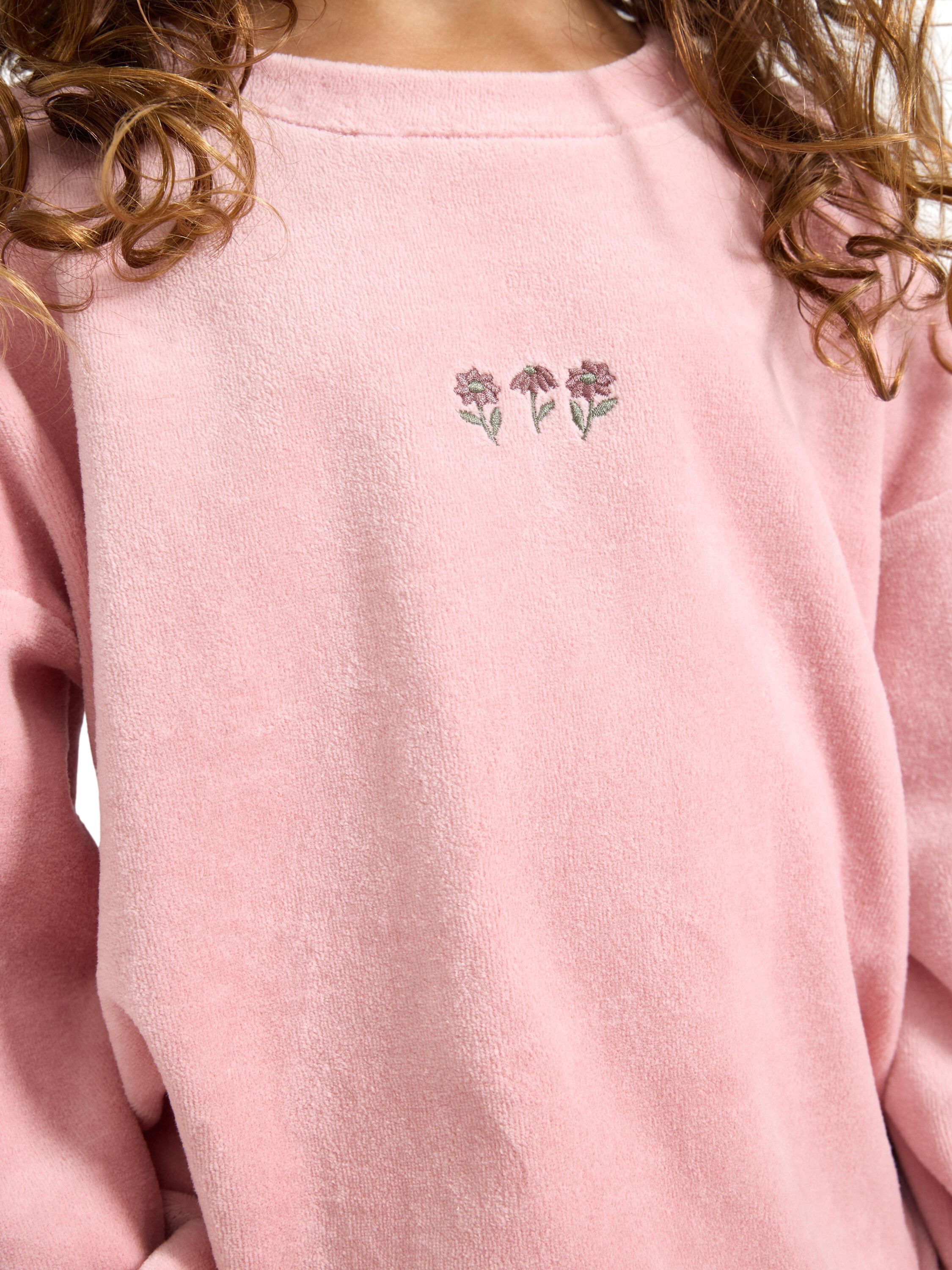 Oversized velourtr&ouml;ja med broderi