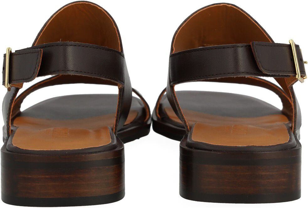 Sandal med dekorativ stikningsdetalje