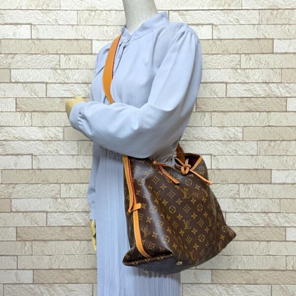 Louis Vuitton Shoulder Bags