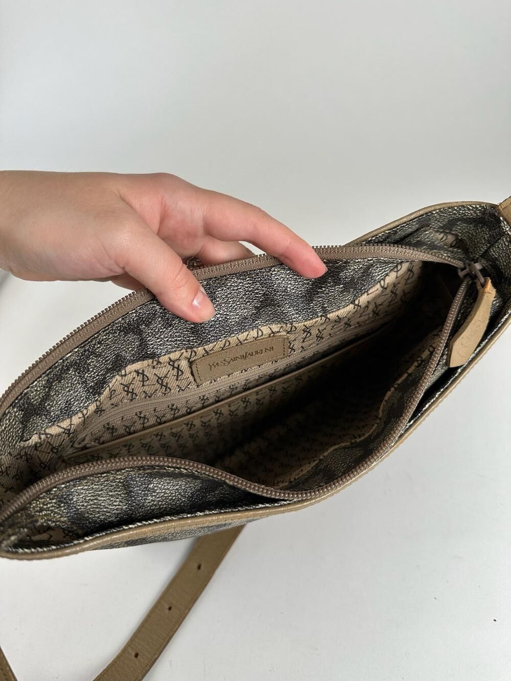 Yves Saint Laurent Shoulder Bag