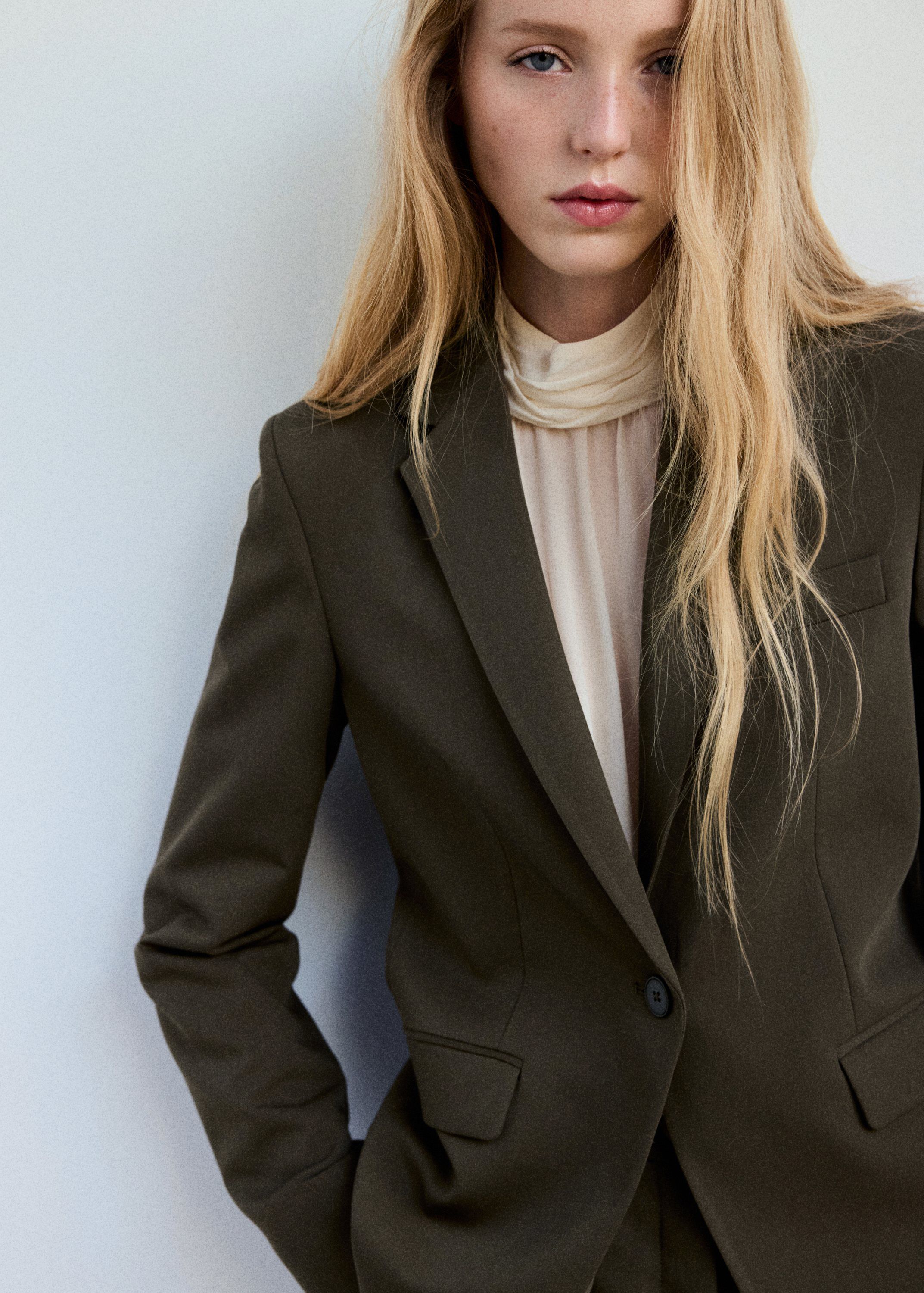 Fitted suit blazer