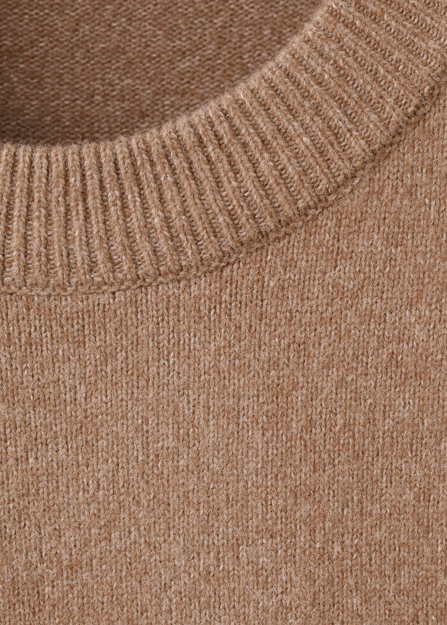 Round-neck knitted sweater