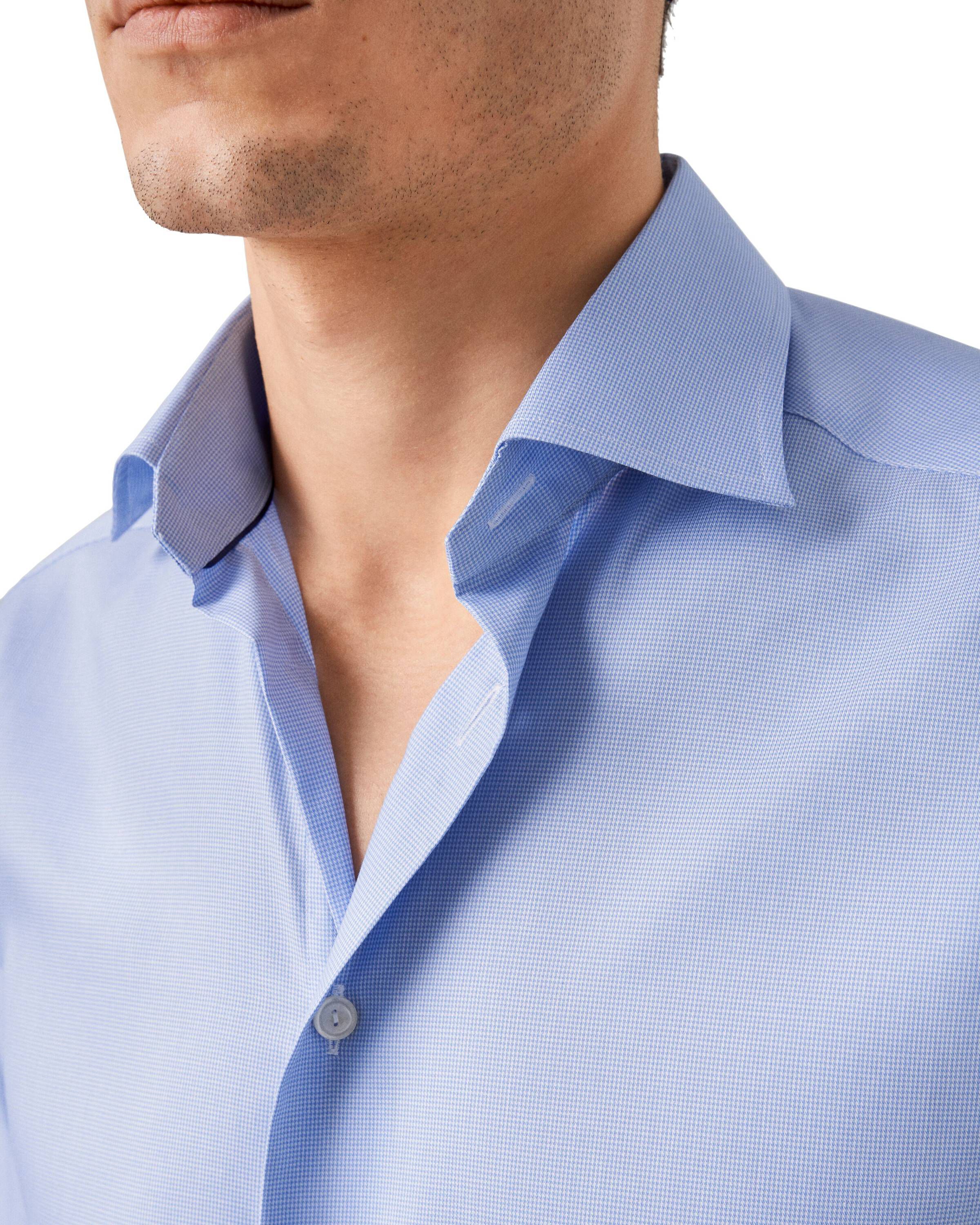 Ljusbl&aring; hundtandsm&ouml;nstrad skjorta