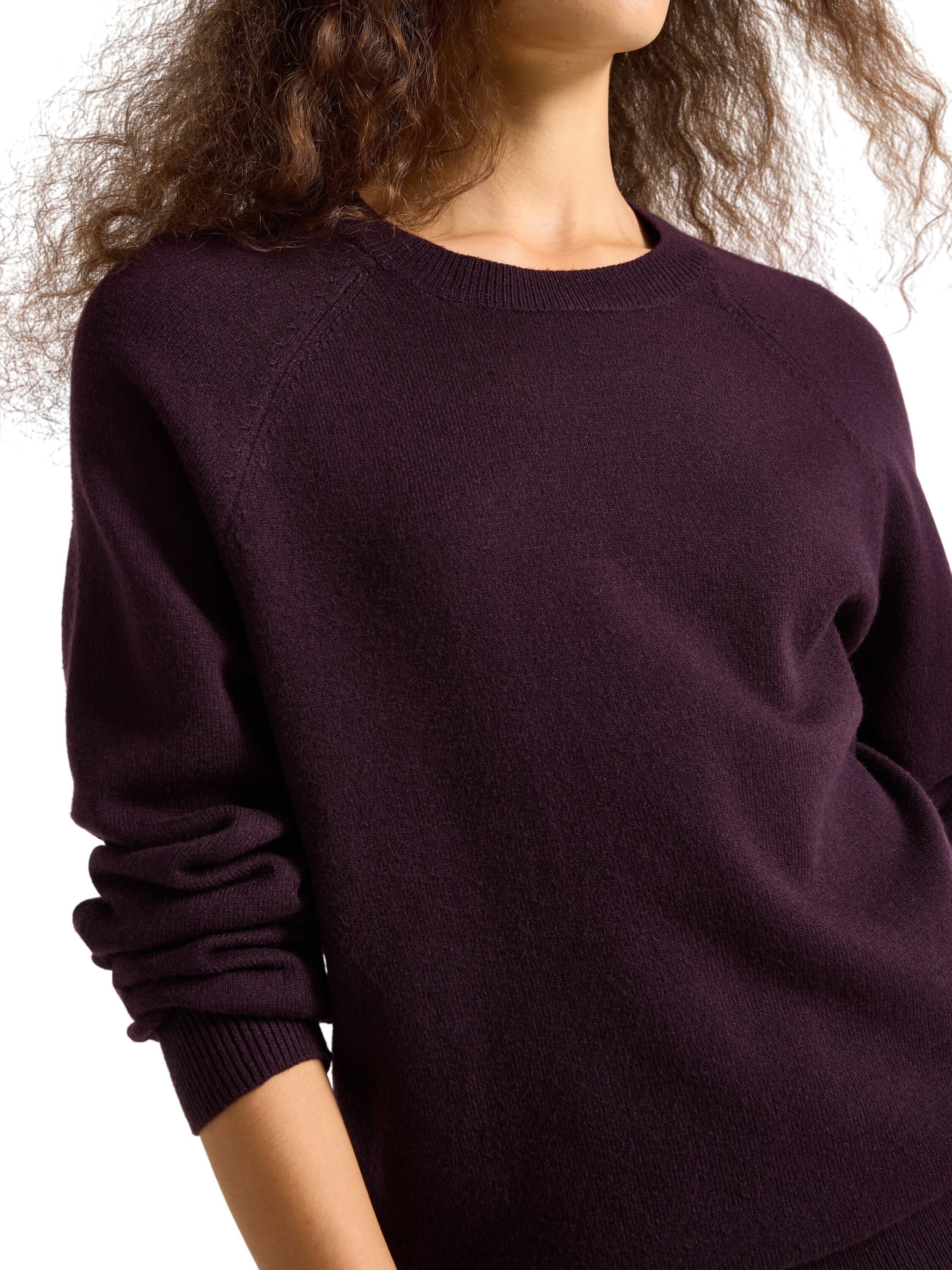 Fine-knitted jumper with a relaxed
