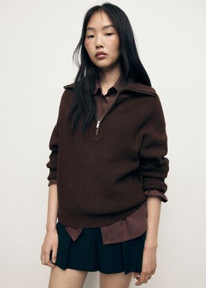 Sweater with contrasting zip collar